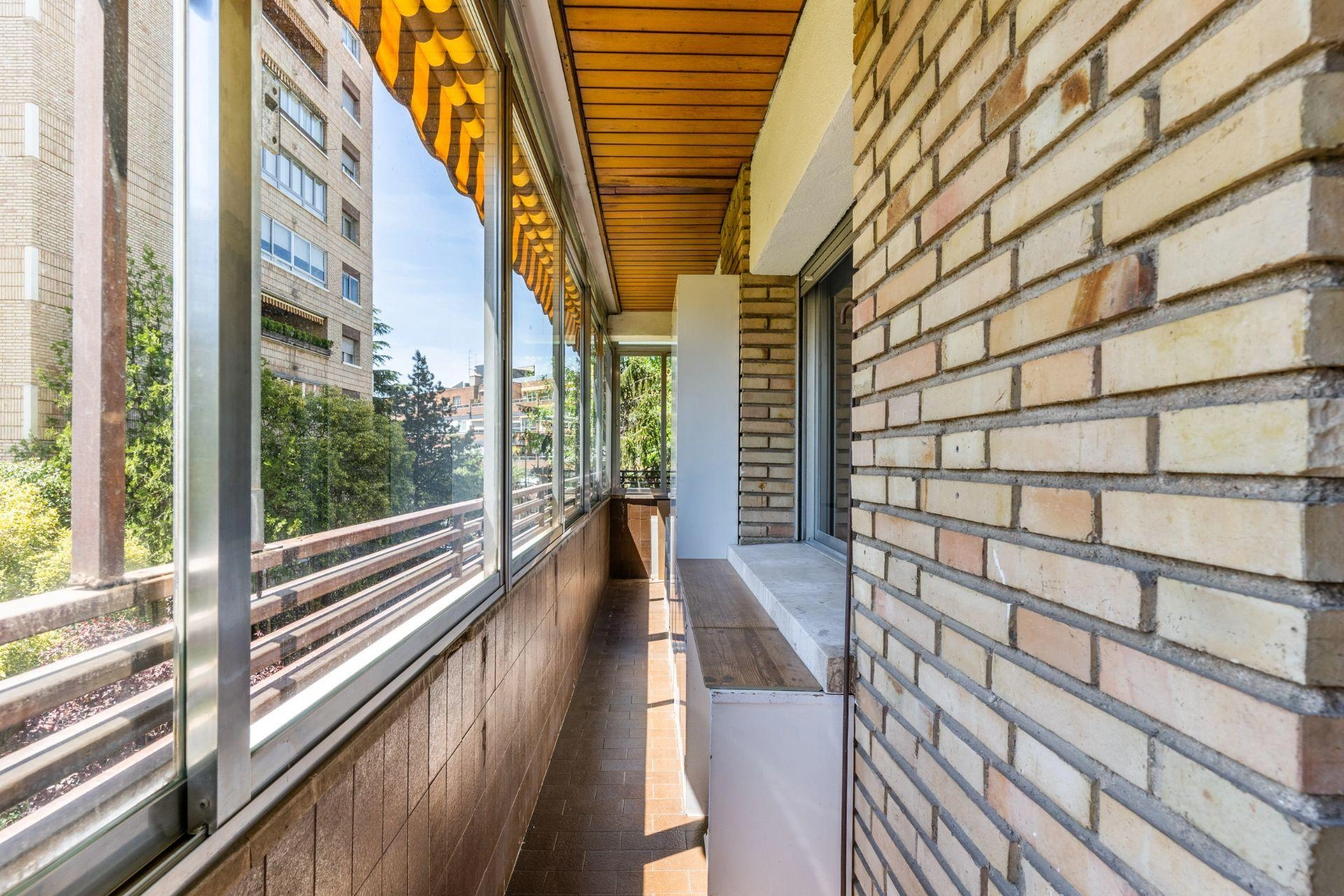 Piso exterior reformado en urbanización con piscina al lado del CEU San Pablo, el Tribunal Constitucional y el Hospital Clínico