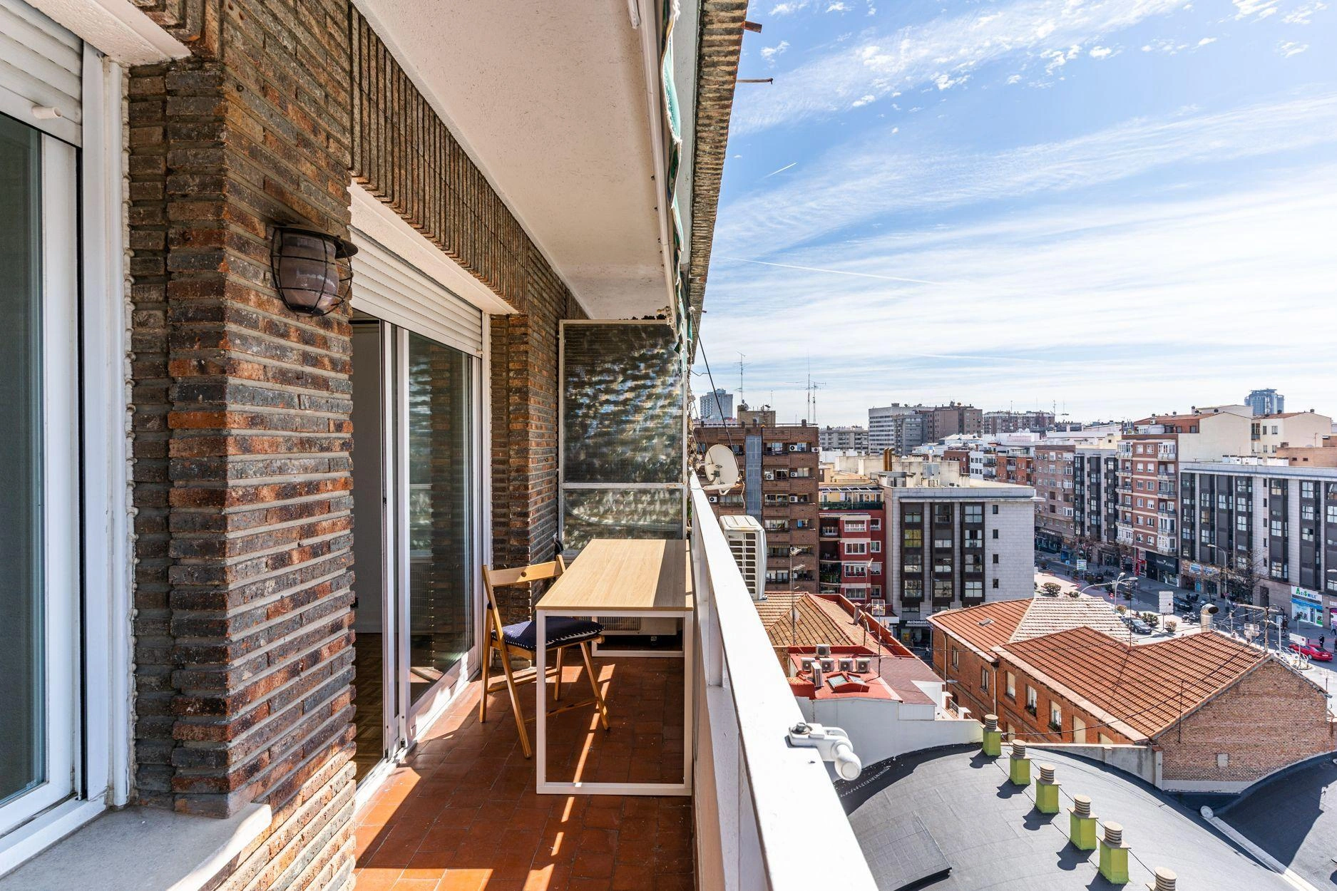Vivienda de 3 dormitorios con terraza orientada al sur y vistas despejadas.