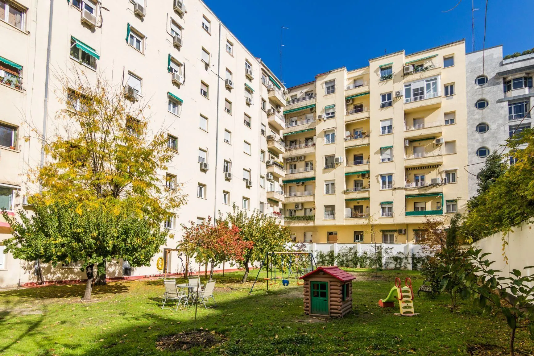 Bajo exterior, 4 dormitorios, 2 baños, trastero y garaje