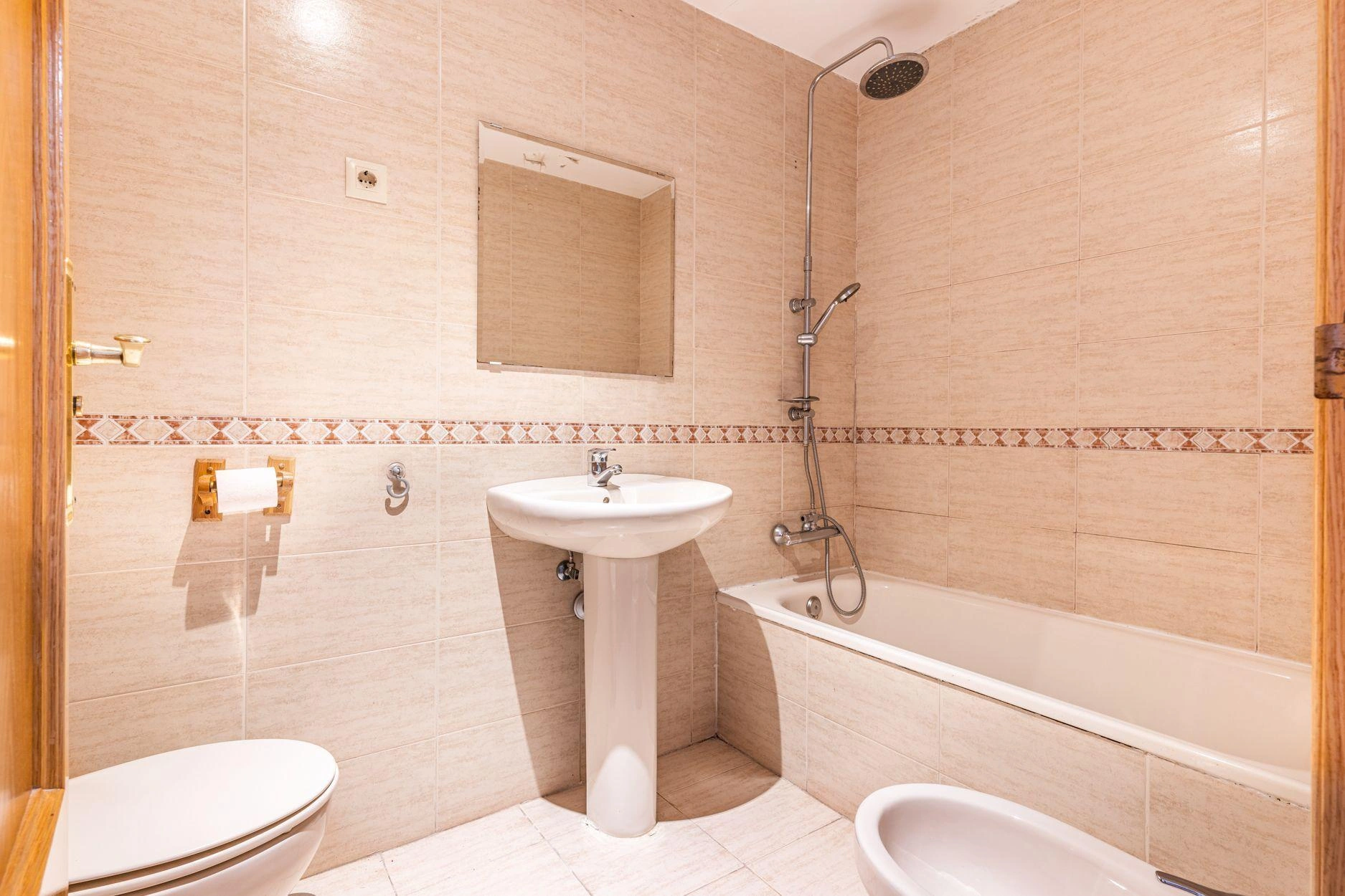 BAJO DE 3 DORMITORIOS CON PATIO PRIVATIVO DE 28M2, EN URBANIZACION CON PISCINA, PISTA DEPORTIVA Y ZONA DE JUEGOS INFANTILES