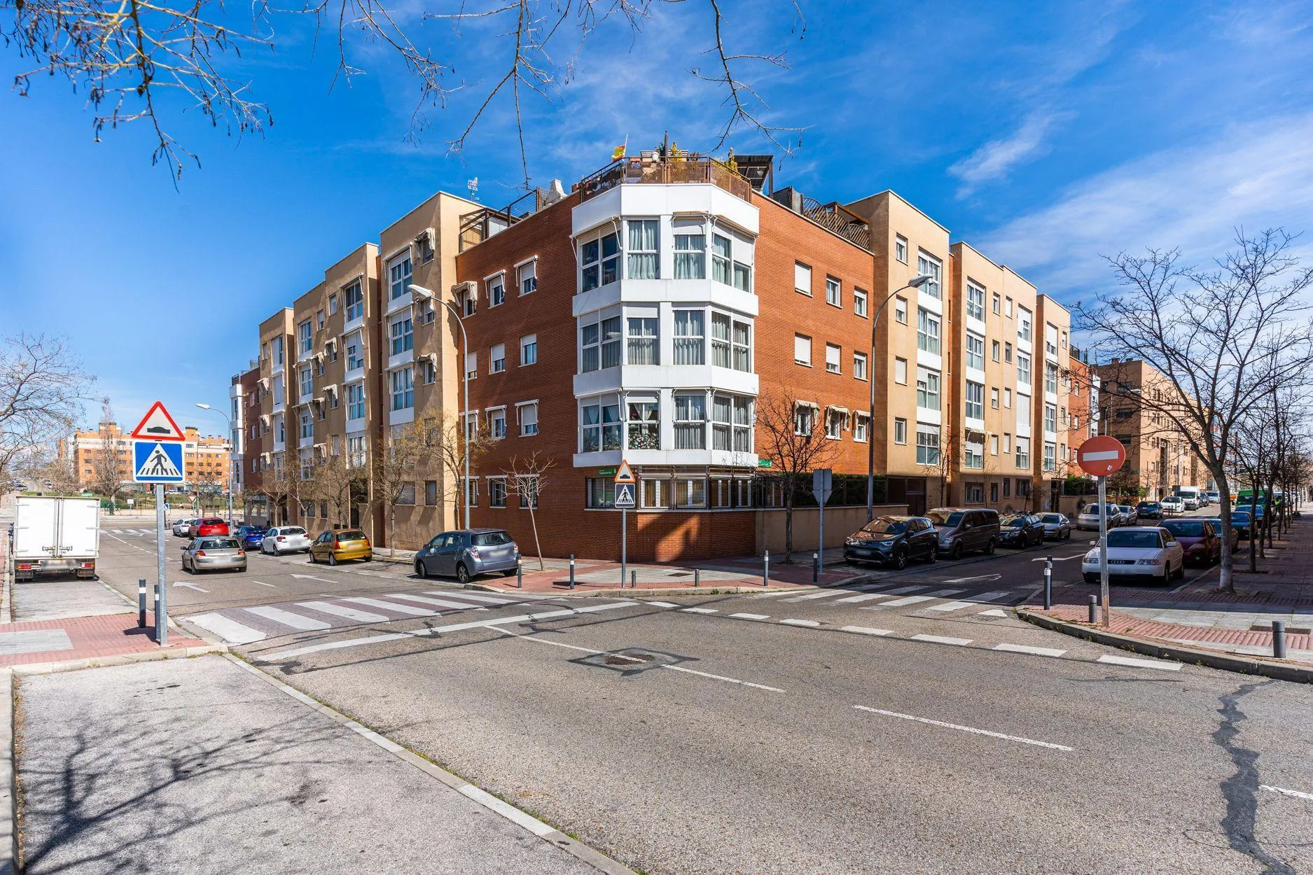 BAJO DE 3 DORMITORIOS CON PATIO PRIVATIVO DE 28M2, EN URBANIZACION CON PISCINA, PISTA DEPORTIVA Y ZONA DE JUEGOS INFANTILES