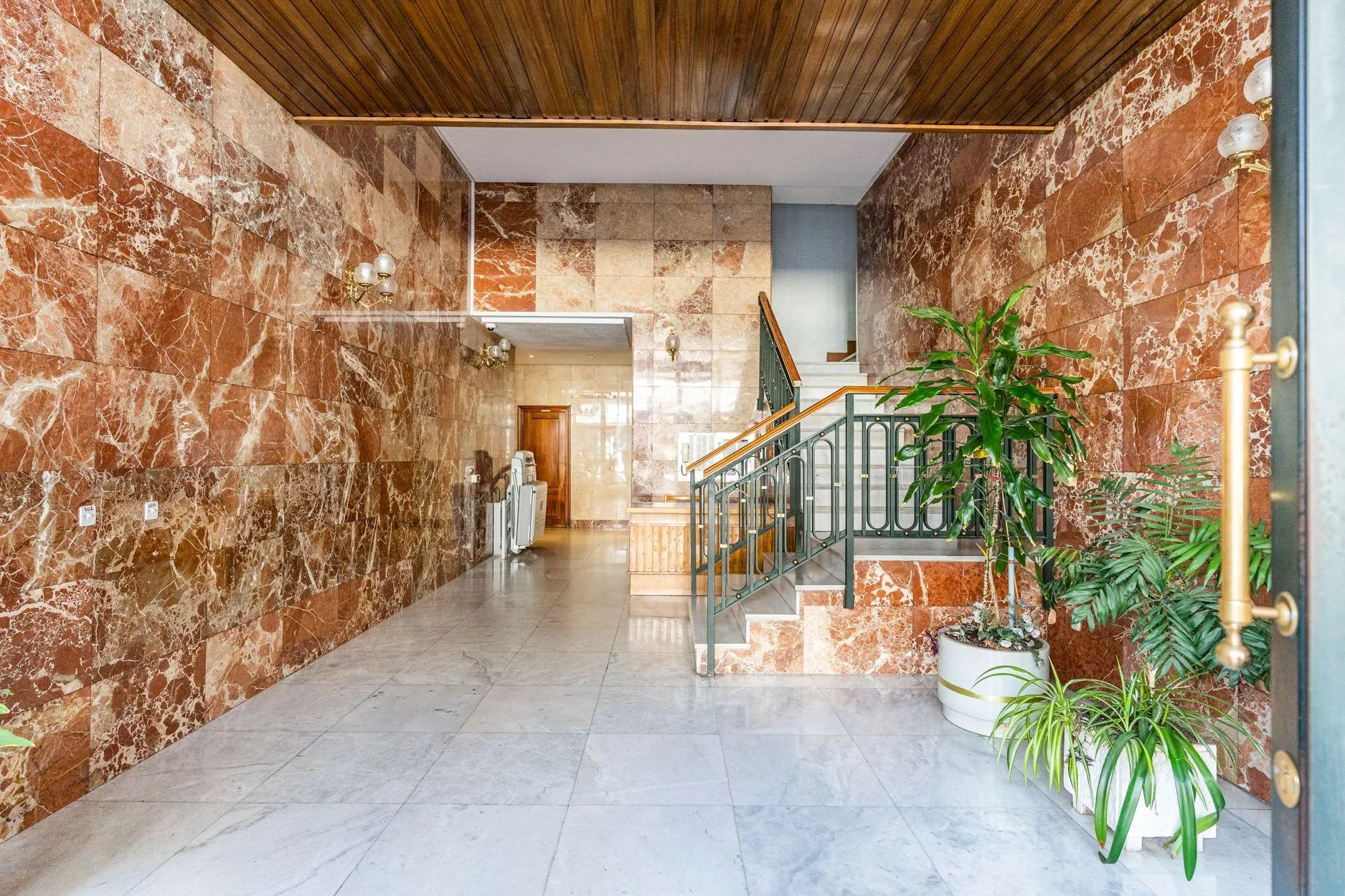 Vivienda de 3 dormitorios con terraza orientada al sur y vistas despejadas.