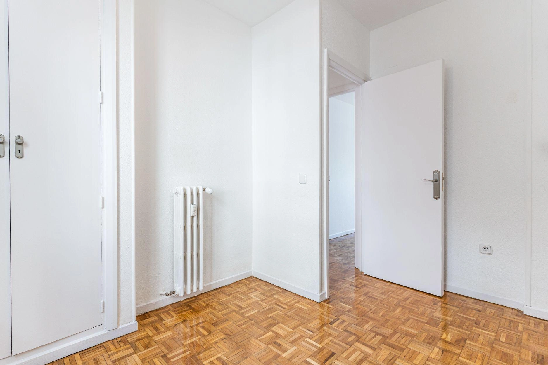 Vivienda de 3 dormitorios con terraza orientada al sur y vistas despejadas.