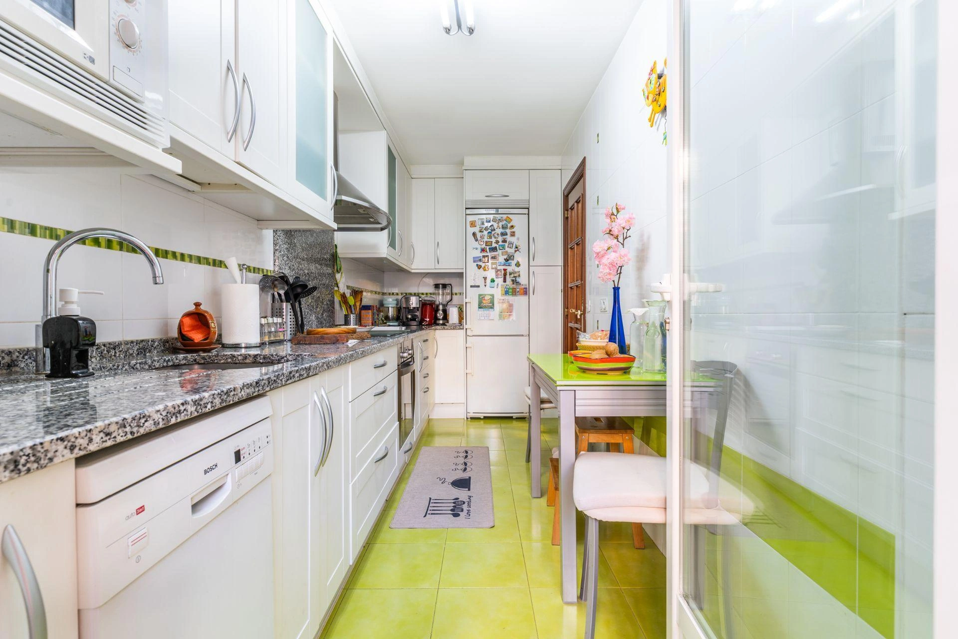 ¿Y si pudieras comprar una vivienda reformada con 2 amplias terrazas, trastero y 2 plazas de garaje a 1 minuto andando del metro?