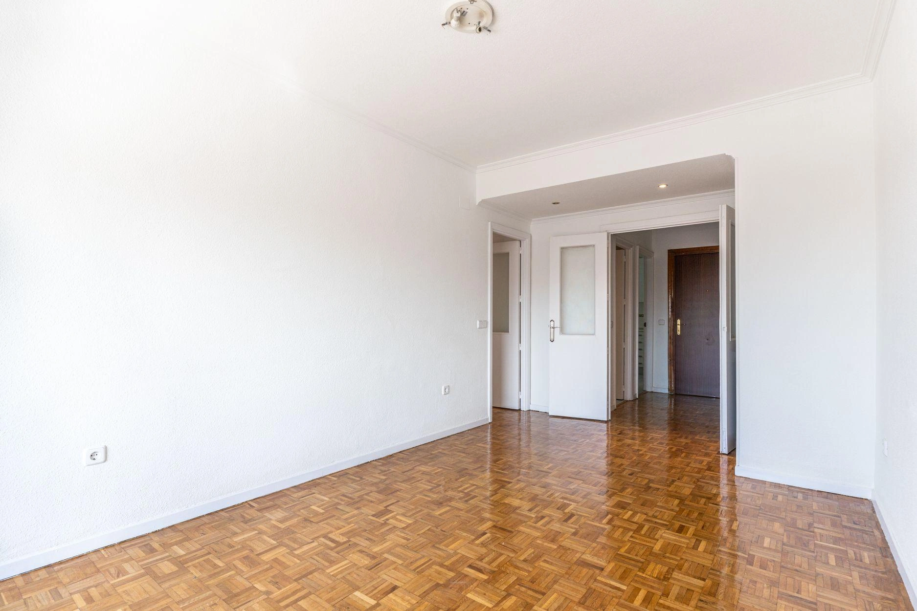 Vivienda de 3 dormitorios con terraza orientada al sur y vistas despejadas.