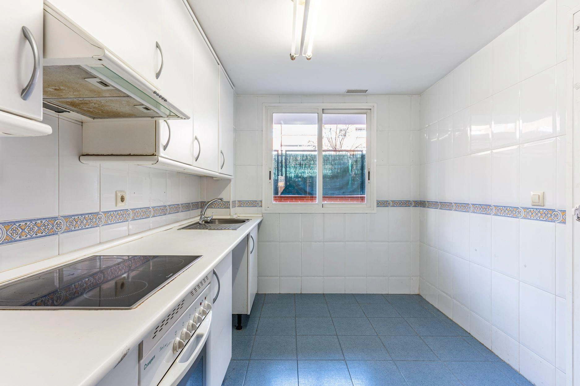 BAJO DE 3 DORMITORIOS CON PATIO PRIVATIVO DE 28M2, EN URBANIZACION CON PISCINA, PISTA DEPORTIVA Y ZONA DE JUEGOS INFANTILES