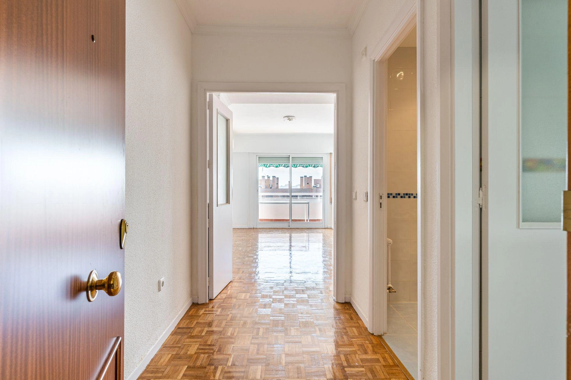 Vivienda de 3 dormitorios con terraza orientada al sur y vistas despejadas.