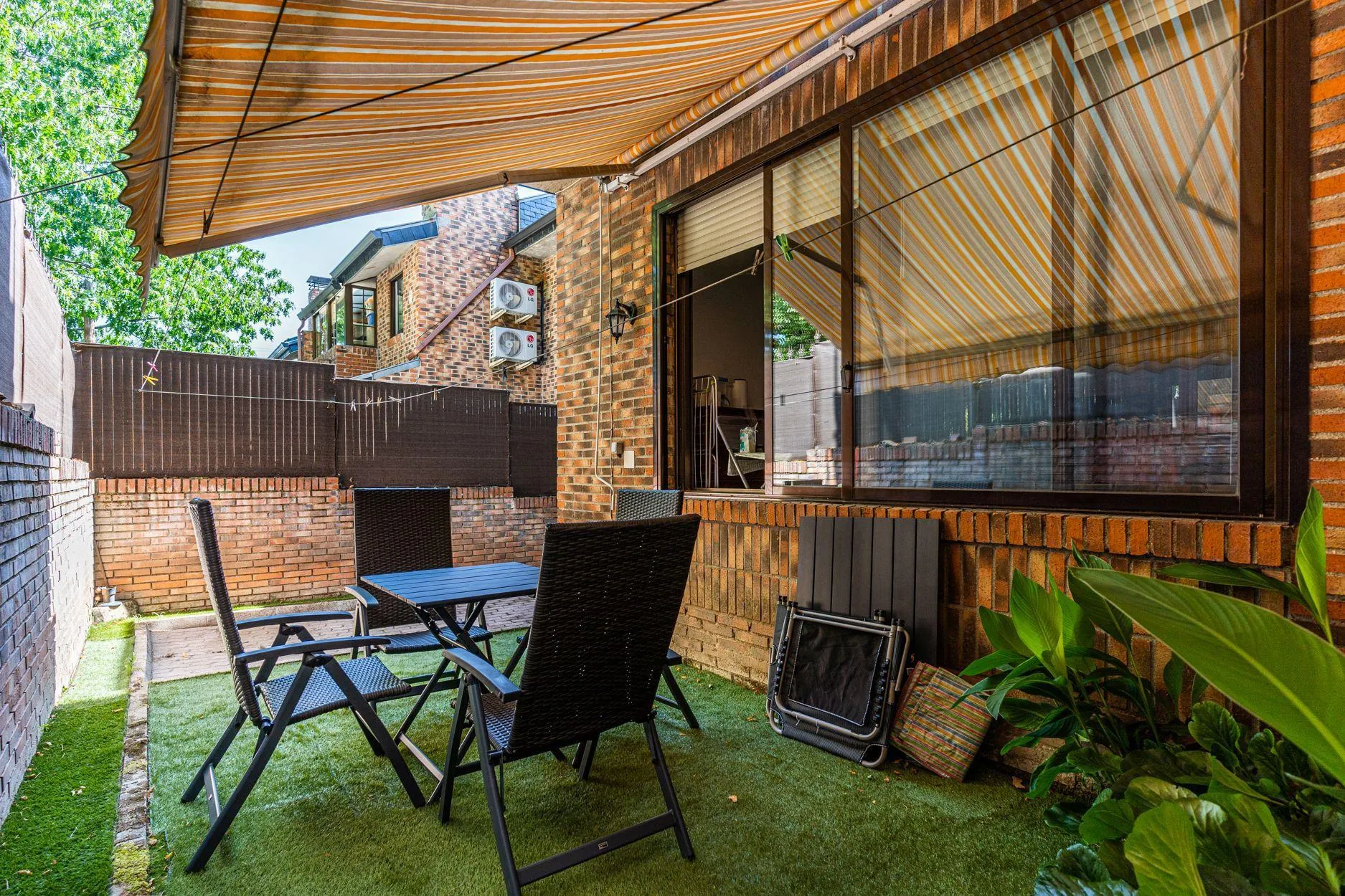 Chalet adosado de 4 dormitorios con jardín e impresionantes zonas comunes en la Urbanización El Guijo