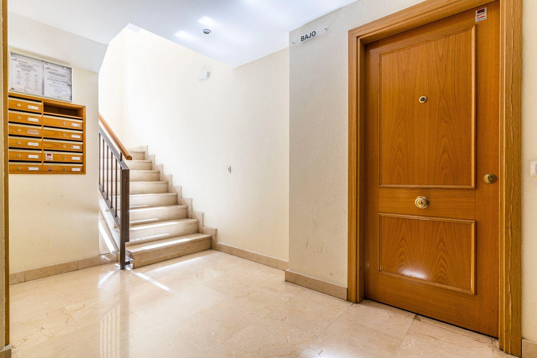 BAJO DE 3 DORMITORIOS CON PATIO PRIVATIVO DE 28M2, EN URBANIZACION CON PISCINA, PISTA DEPORTIVA Y ZONA DE JUEGOS INFANTILES