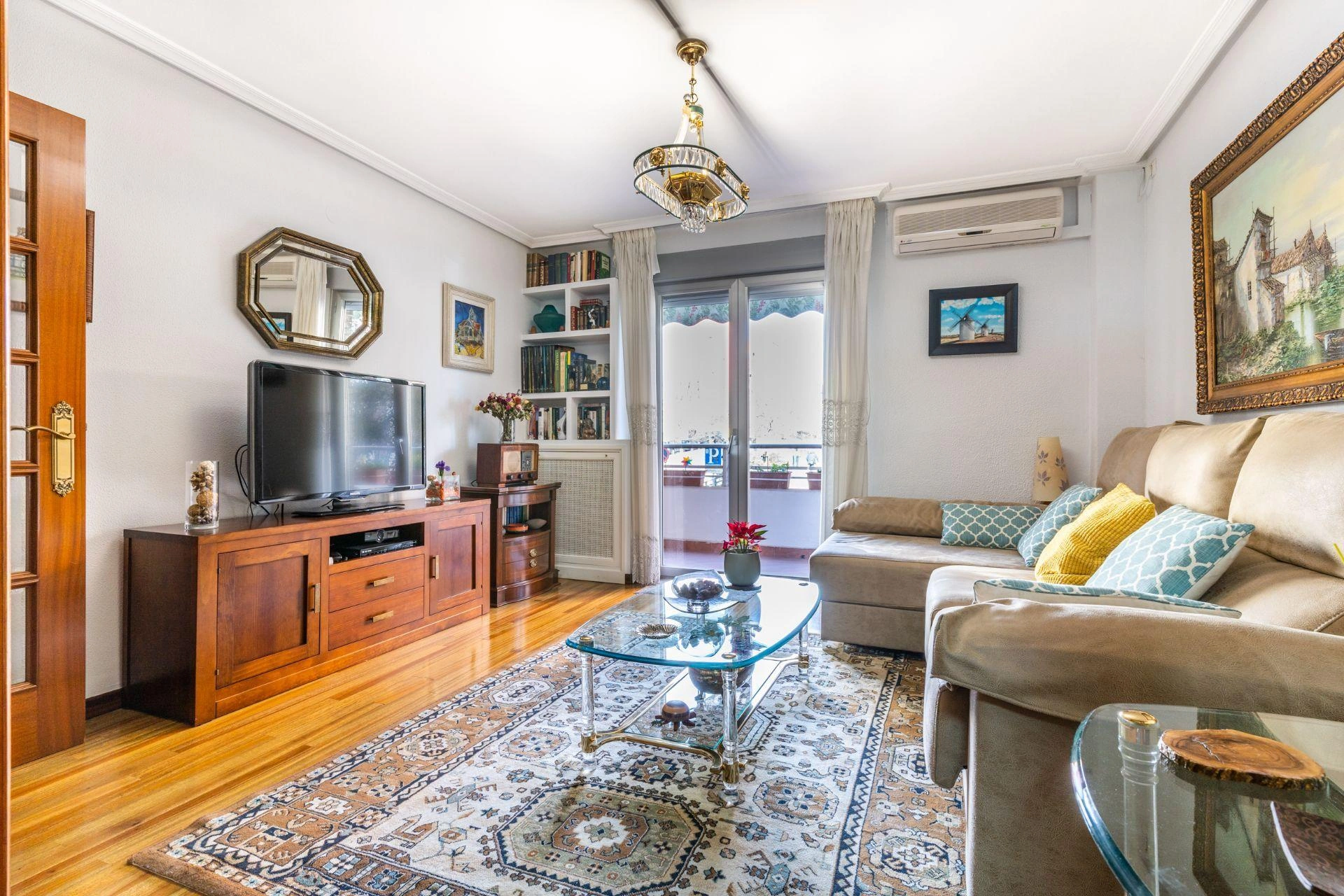¿Y si pudieras comprar una vivienda reformada con 2 amplias terrazas, trastero y 2 plazas de garaje a 1 minuto andando del metro?