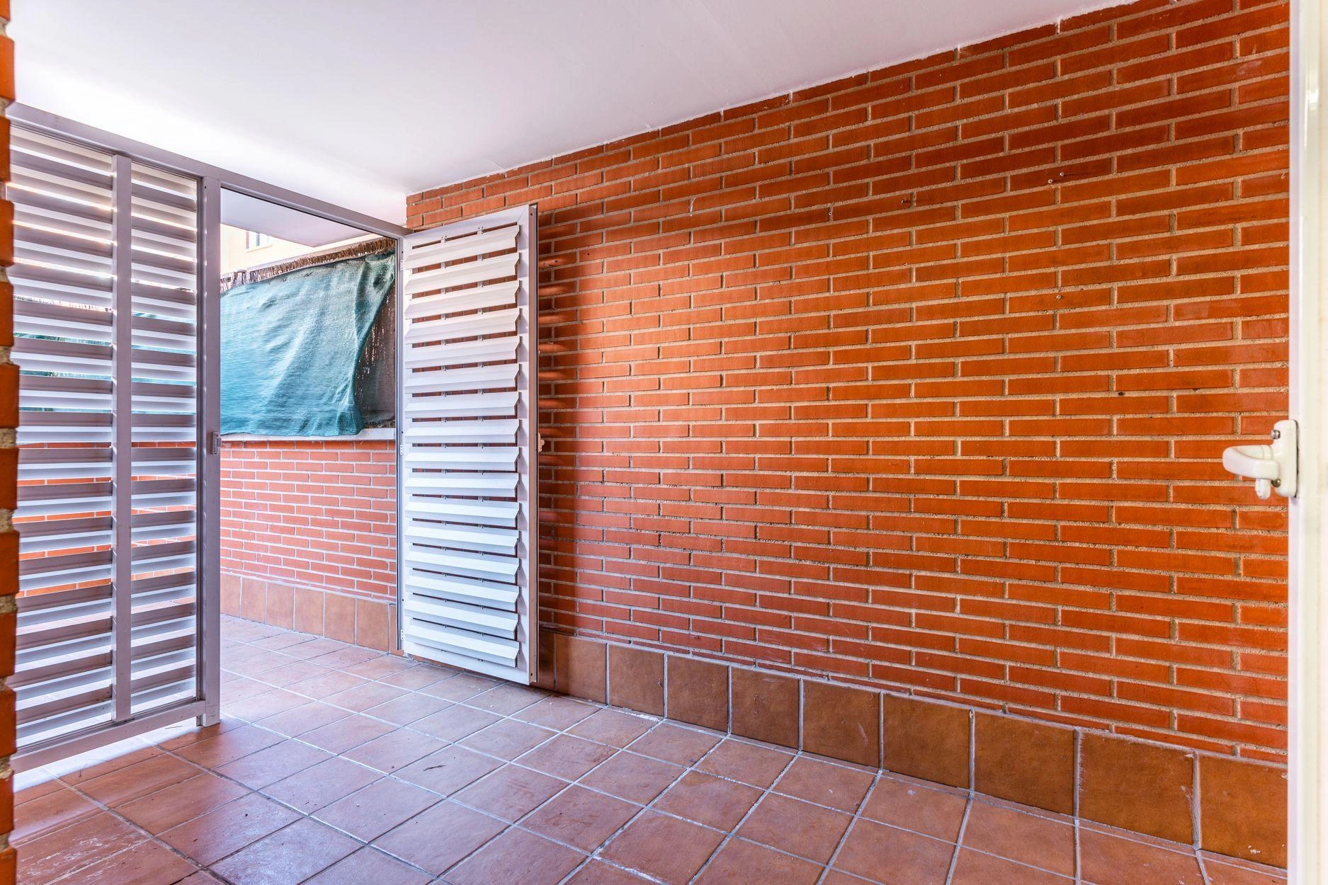 BAJO DE 3 DORMITORIOS CON PATIO PRIVATIVO DE 28M2, EN URBANIZACION CON PISCINA, PISTA DEPORTIVA Y ZONA DE JUEGOS INFANTILES