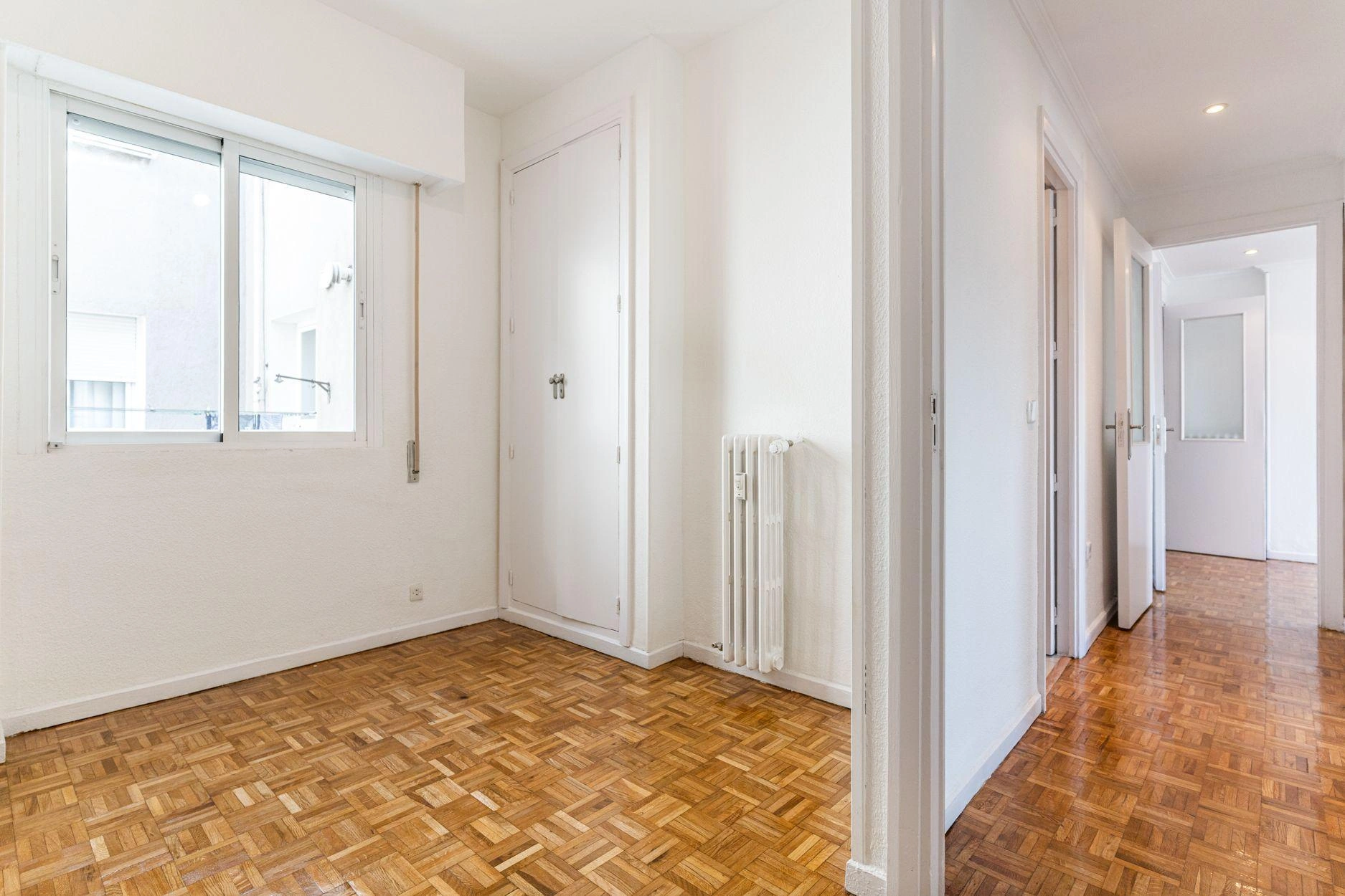 Vivienda de 3 dormitorios con terraza orientada al sur y vistas despejadas.