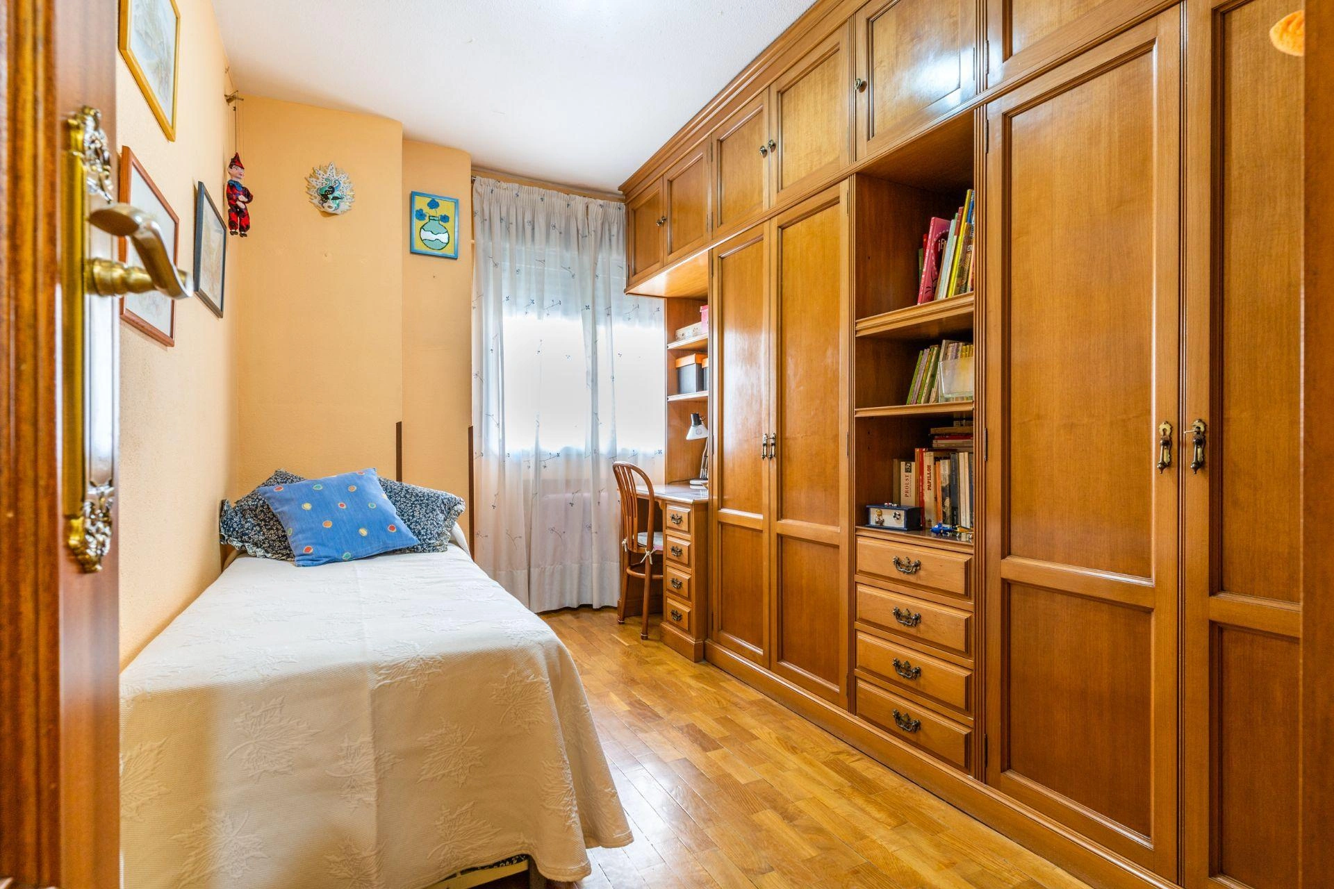 ¿Y si pudieras comprar una vivienda reformada con 2 amplias terrazas, trastero y 2 plazas de garaje a 1 minuto andando del metro?