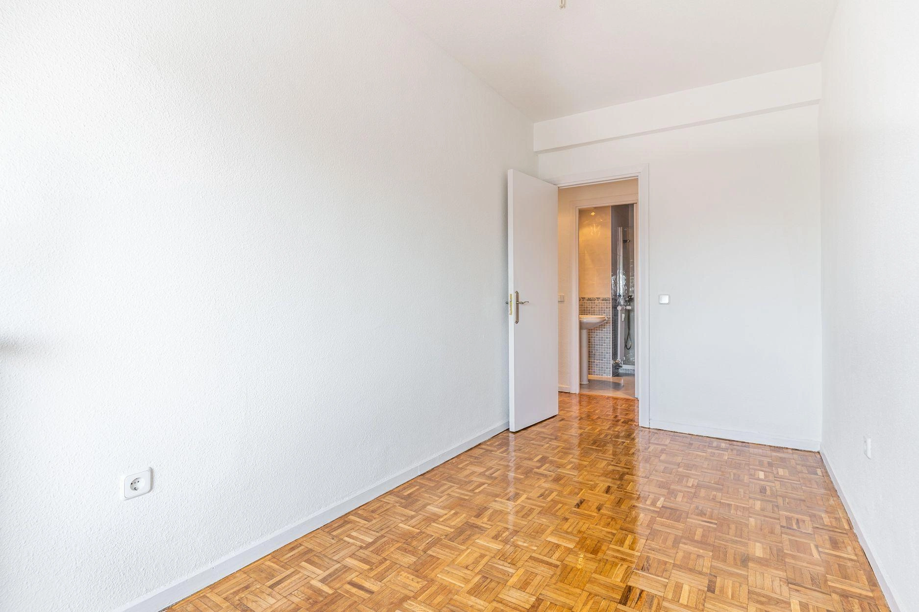 Vivienda de 3 dormitorios con terraza orientada al sur y vistas despejadas.