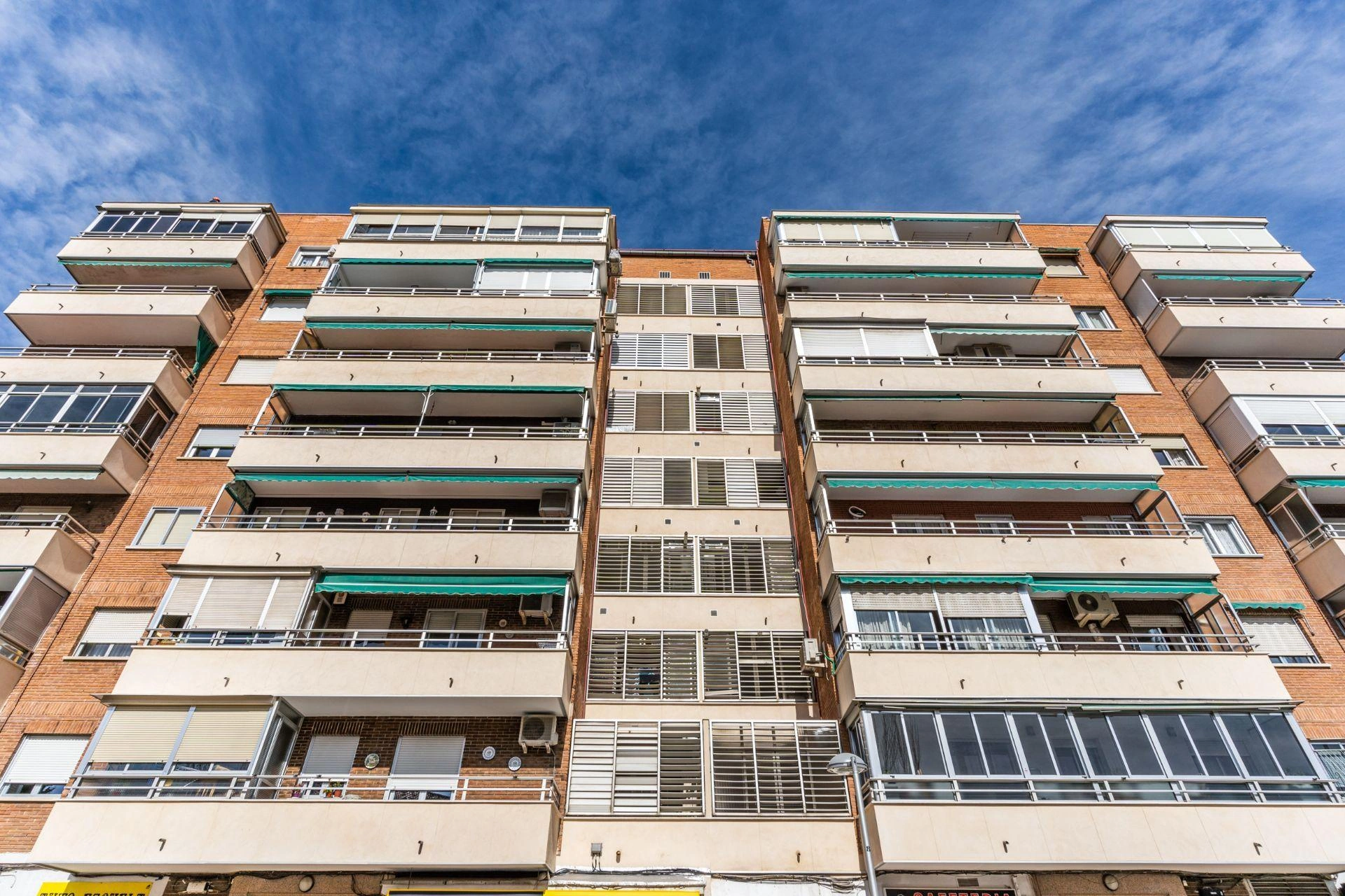 ¿Y si pudieras comprar una vivienda reformada con 2 amplias terrazas, trastero y 2 plazas de garaje a 1 minuto andando del metro?