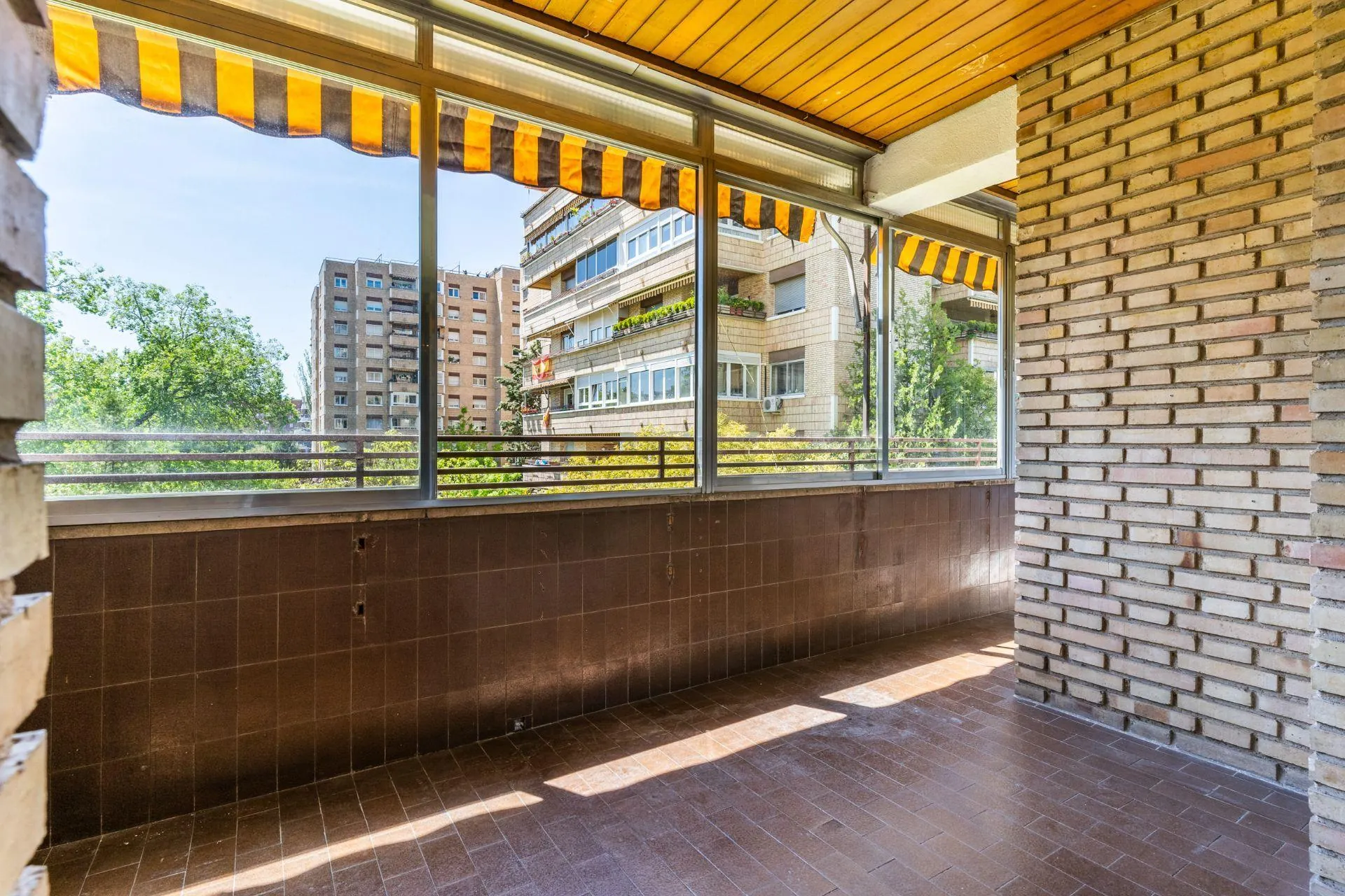 Piso exterior reformado en urbanización con piscina al lado del CEU San Pablo, el Tribunal Constitucional y el Hospital Clínico