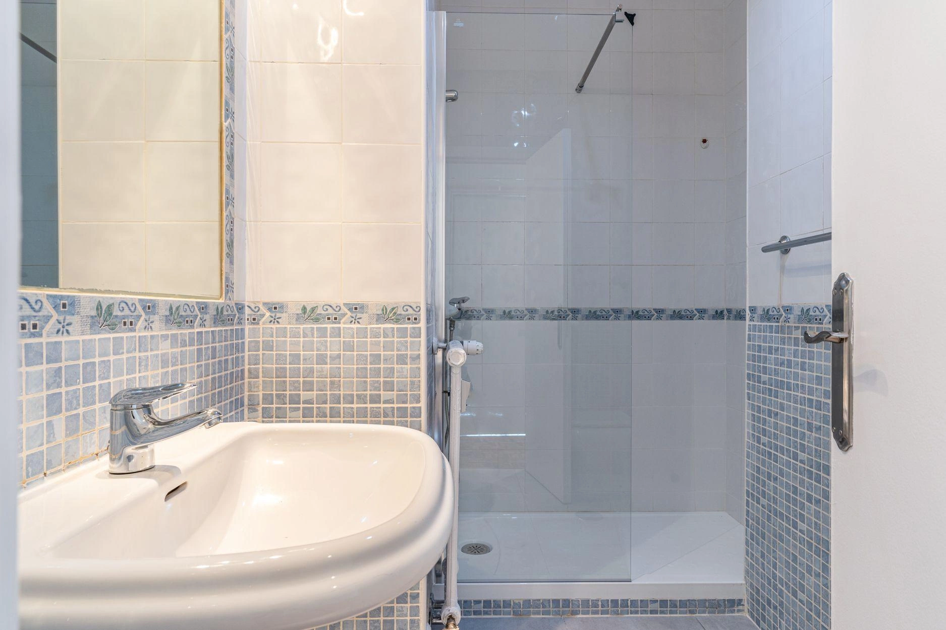 Vivienda de 3 dormitorios con terraza orientada al sur y vistas despejadas.