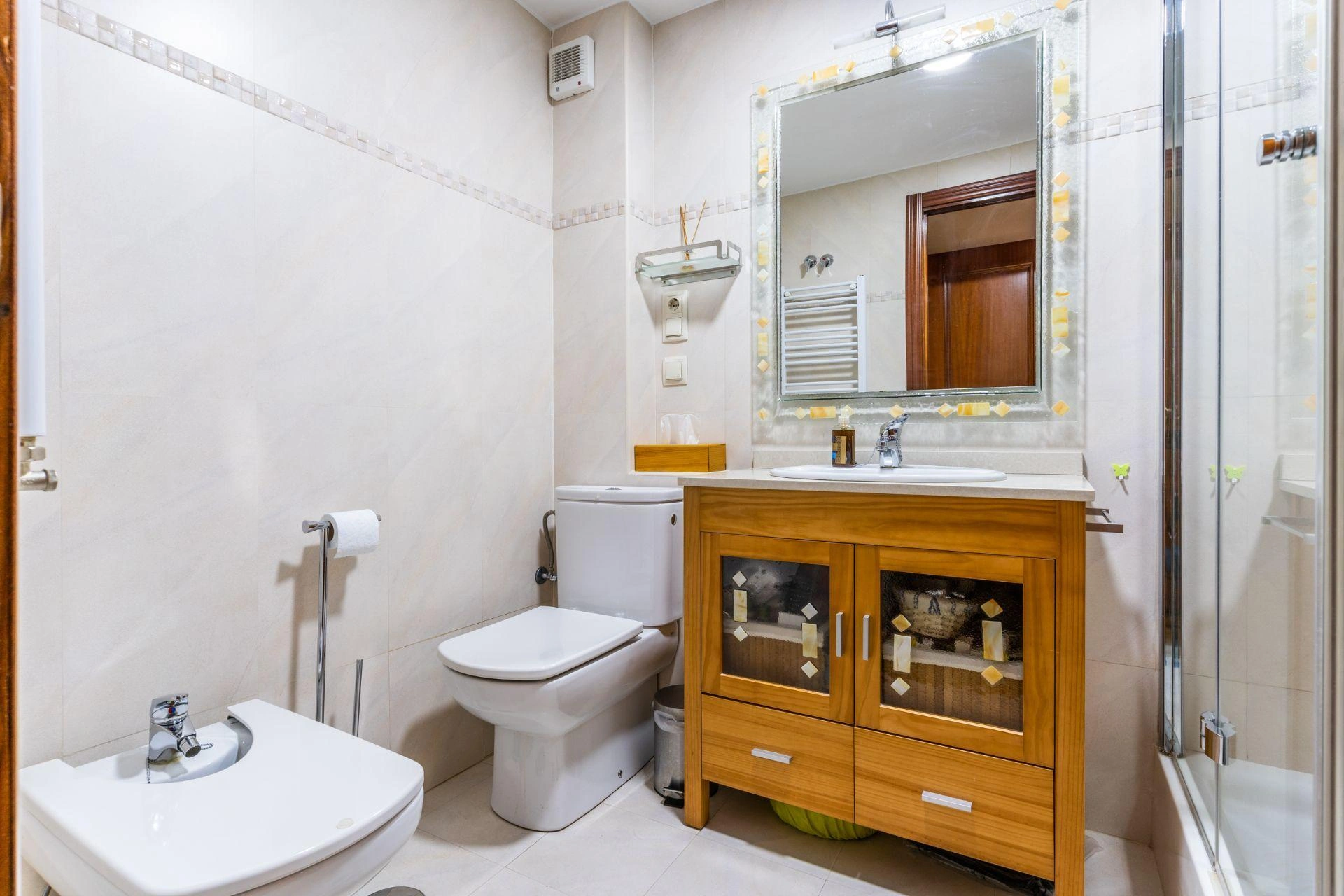 ¿Y si pudieras comprar una vivienda reformada con 2 amplias terrazas, trastero y 2 plazas de garaje a 1 minuto andando del metro?