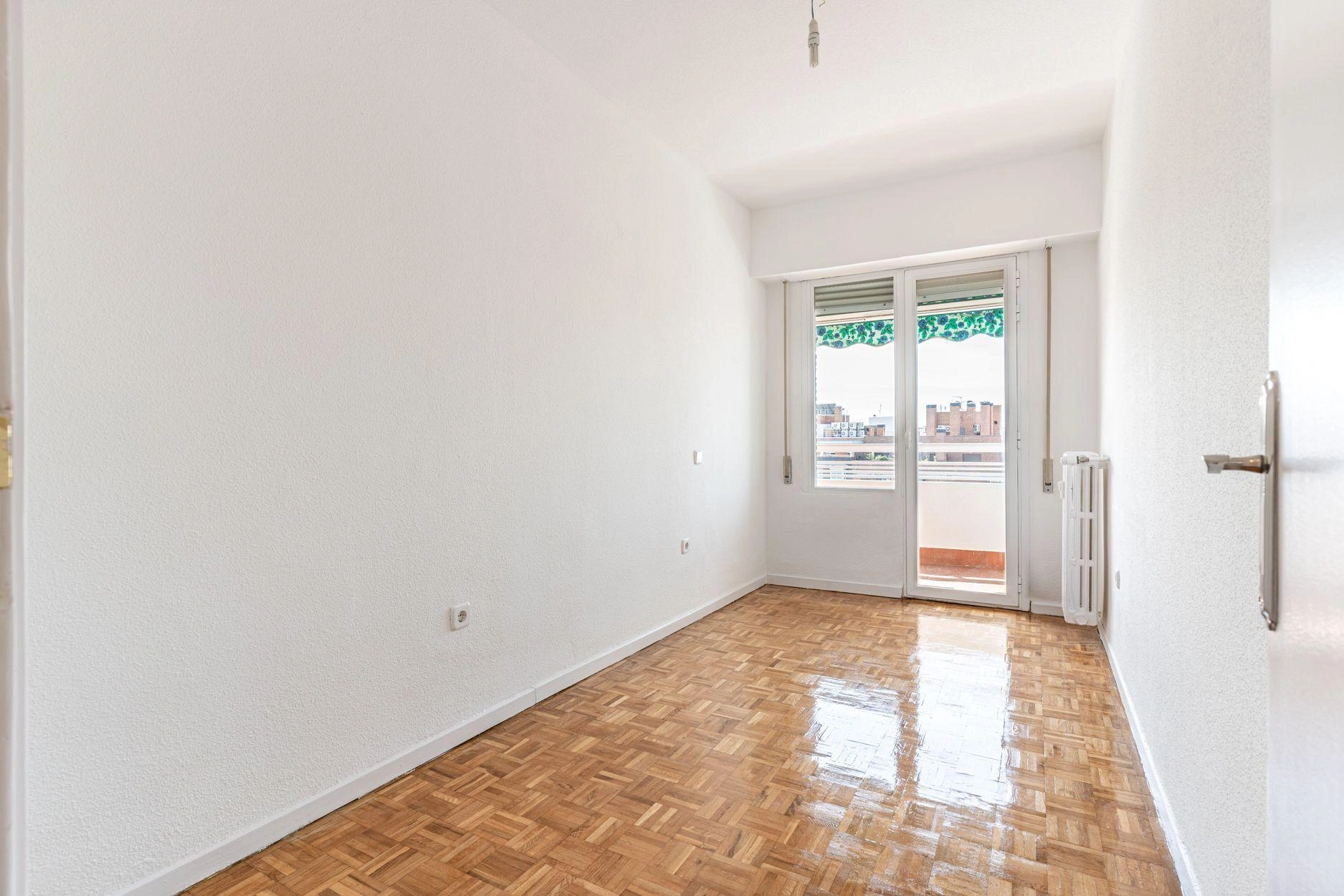 Vivienda de 3 dormitorios con terraza orientada al sur y vistas despejadas.