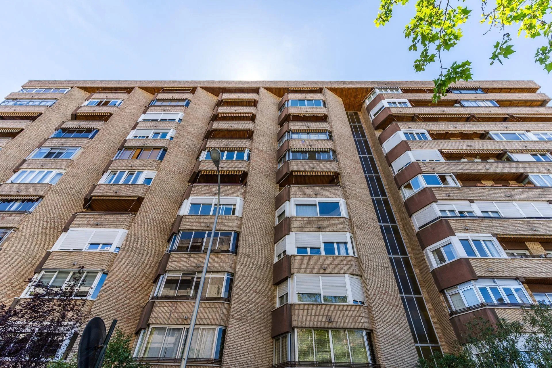 Piso exterior reformado en urbanización con piscina al lado del CEU San Pablo, el Tribunal Constitucional y el Hospital Clínico