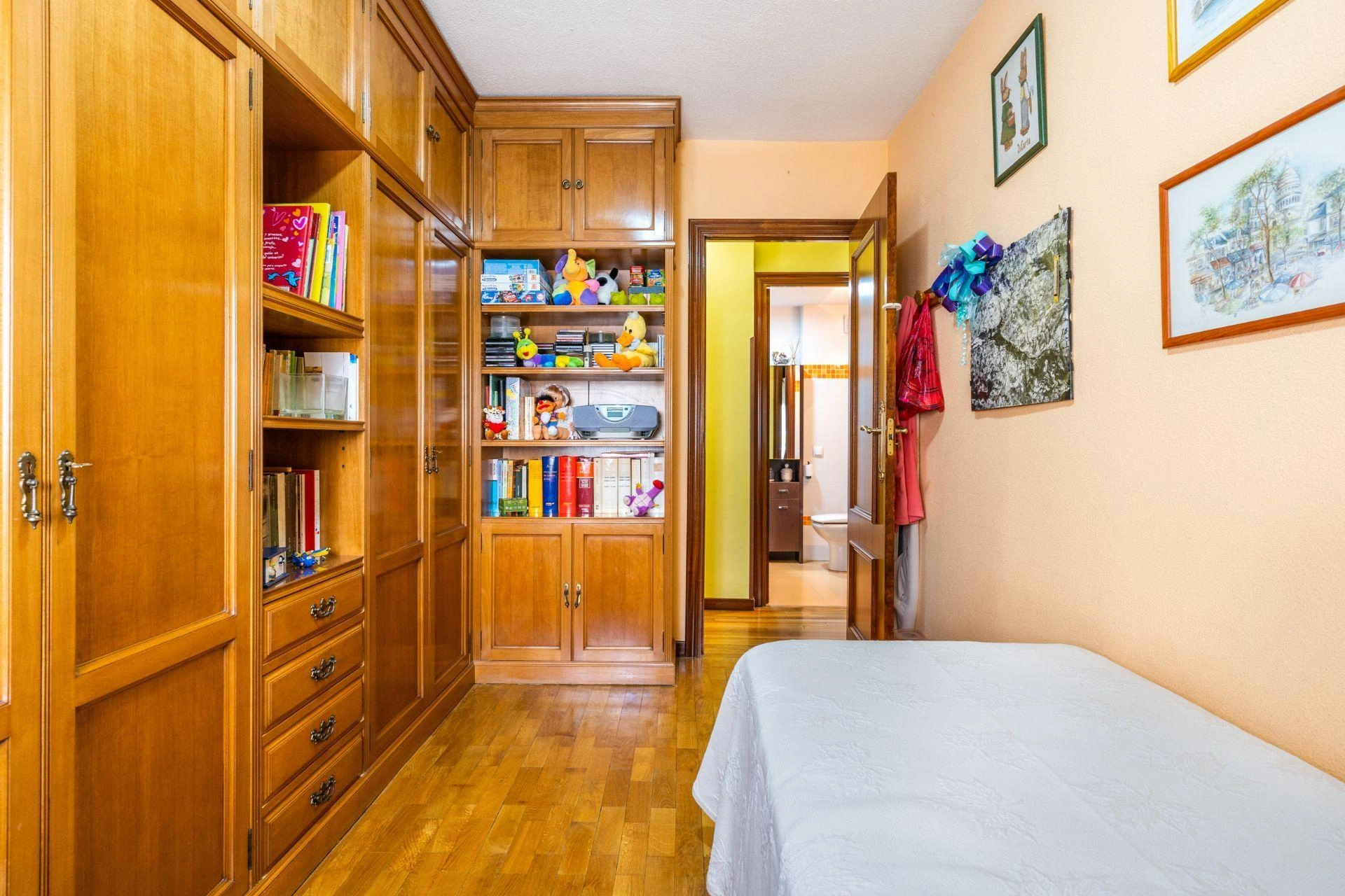 ¿Y si pudieras comprar una vivienda reformada con 2 amplias terrazas, trastero y 2 plazas de garaje a 1 minuto andando del metro?