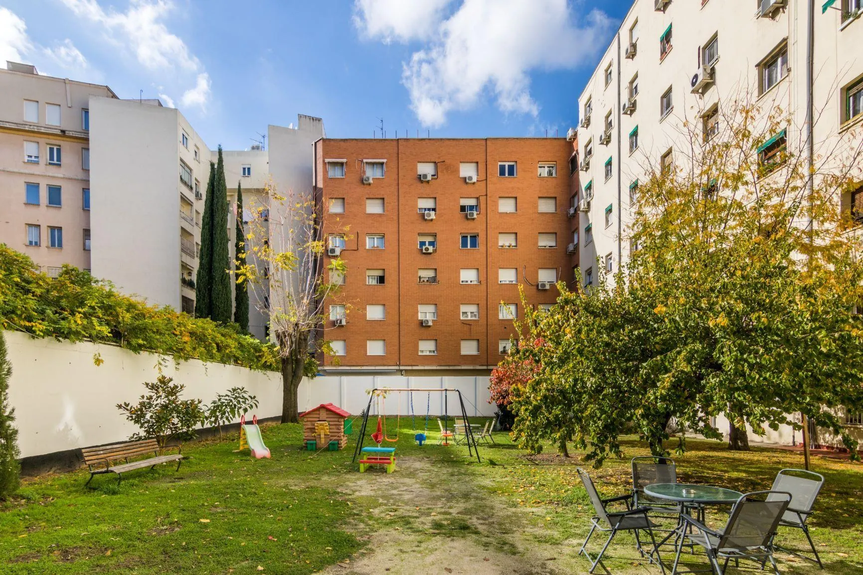 Bajo exterior, 4 dormitorios, 2 baños, trastero y garaje