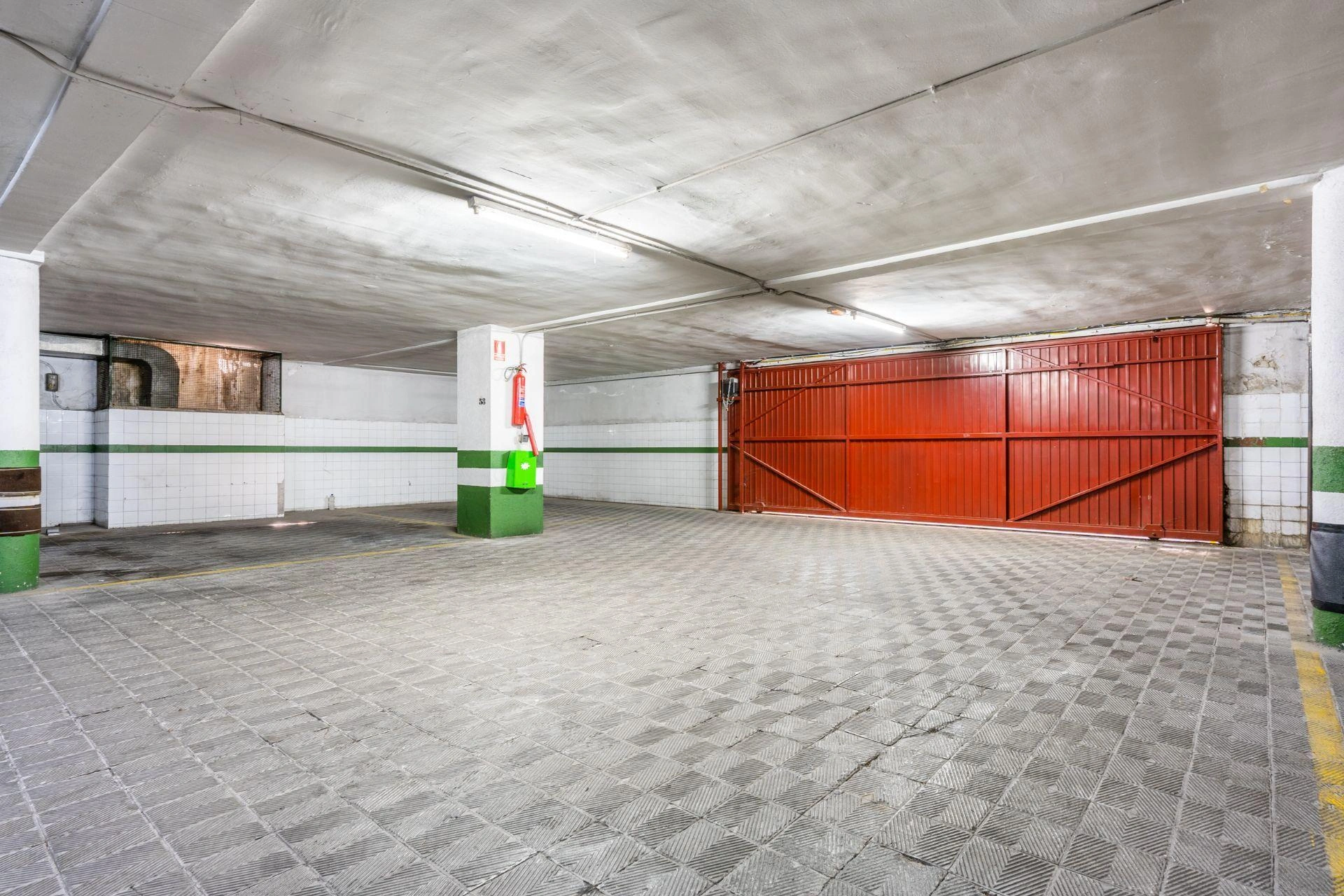 Piso exterior reformado en urbanización con piscina al lado del CEU San Pablo, el Tribunal Constitucional y el Hospital Clínico