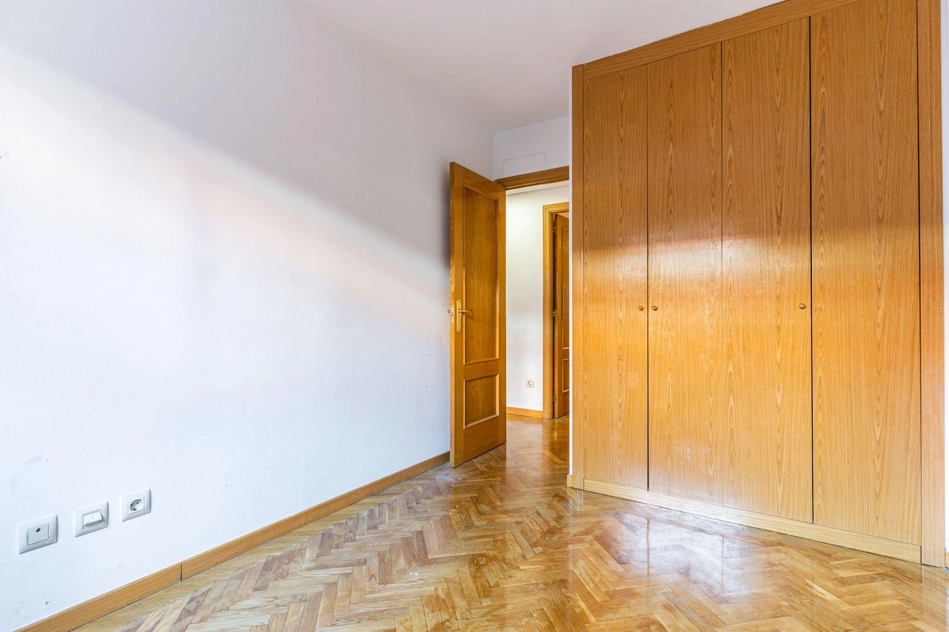 BAJO DE 3 DORMITORIOS CON PATIO PRIVATIVO DE 28M2, EN URBANIZACION CON PISCINA, PISTA DEPORTIVA Y ZONA DE JUEGOS INFANTILES