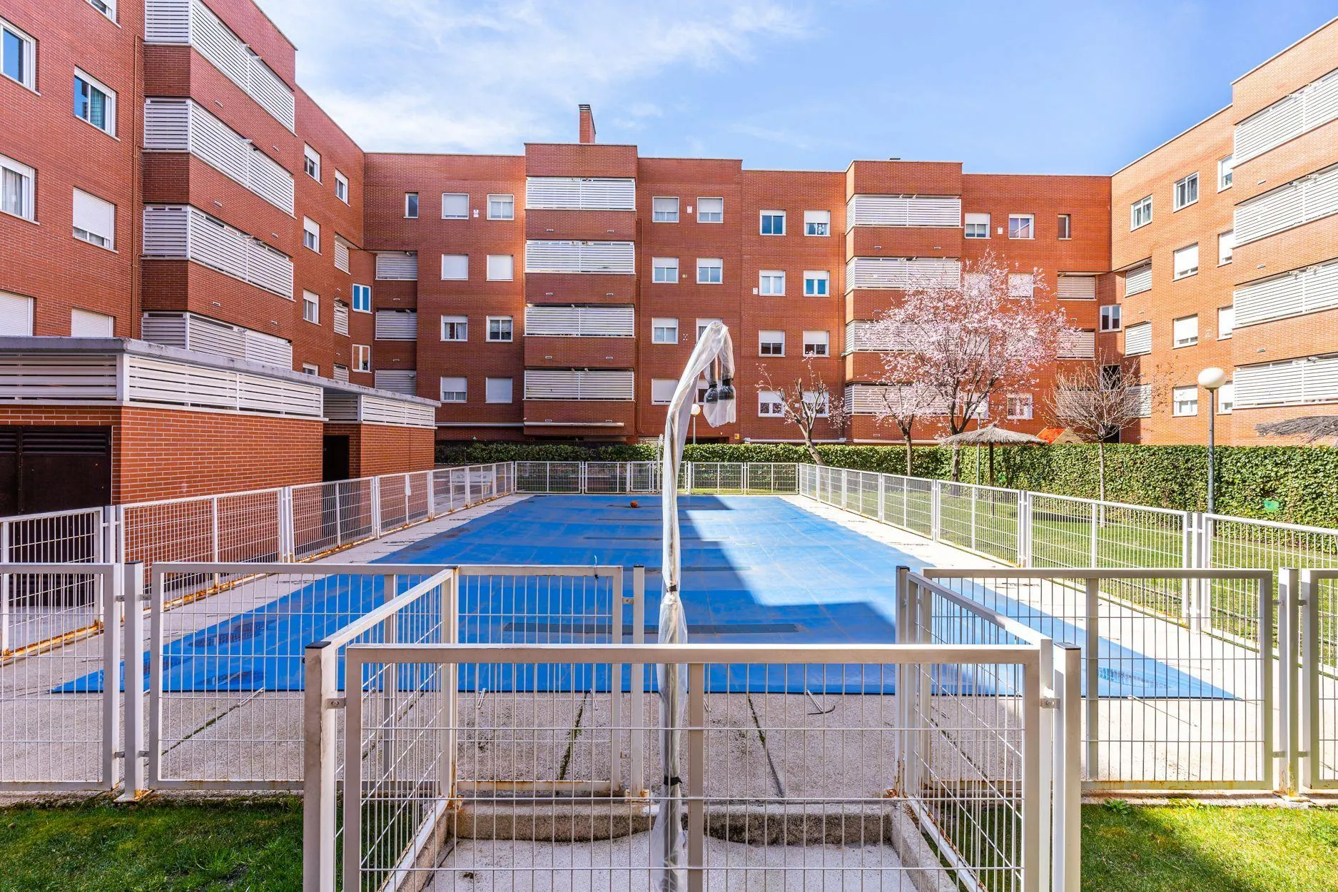 BAJO DE 3 DORMITORIOS CON PATIO PRIVATIVO DE 28M2, EN URBANIZACION CON PISCINA, PISTA DEPORTIVA Y ZONA DE JUEGOS INFANTILES