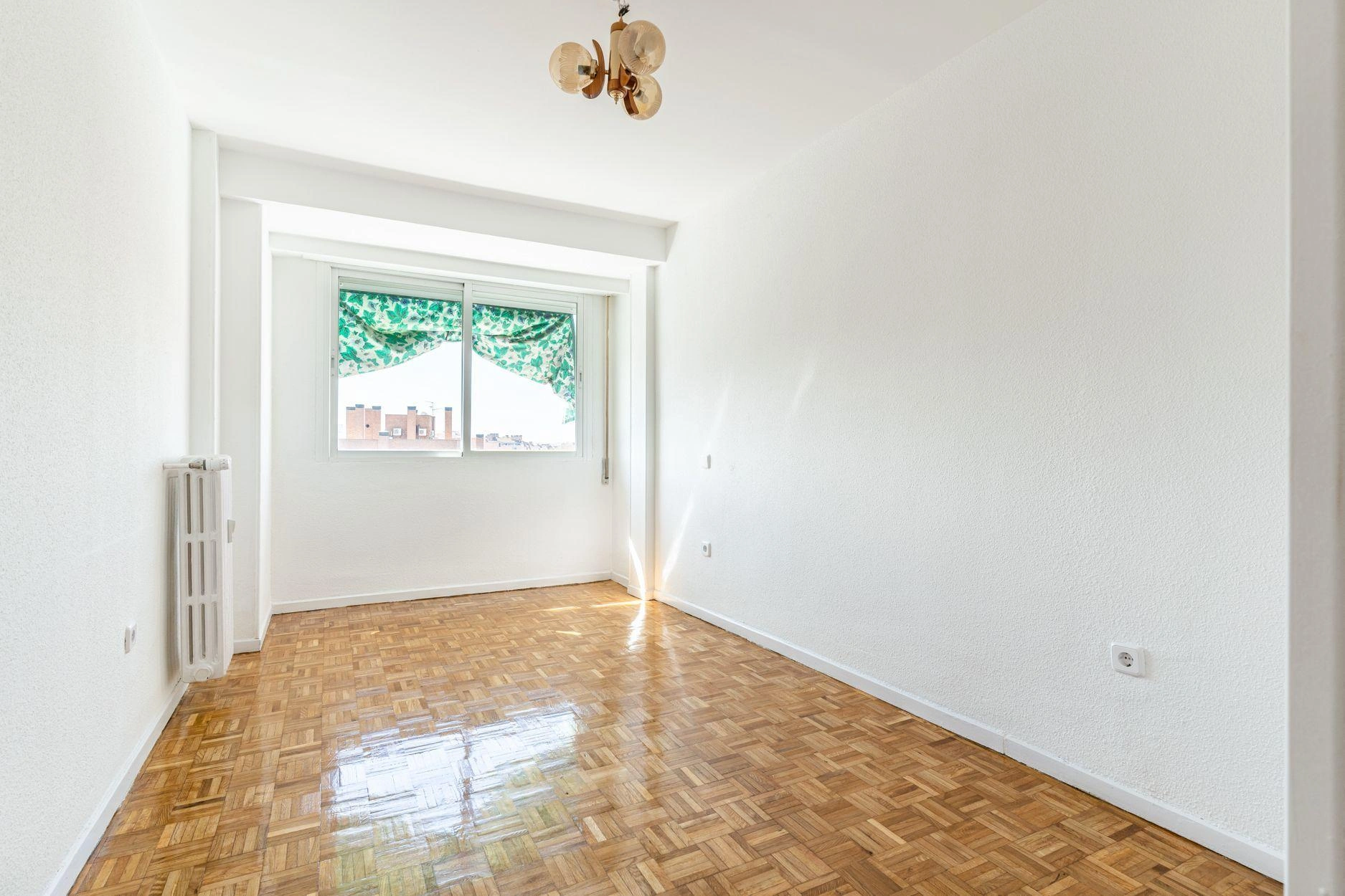 Vivienda de 3 dormitorios con terraza orientada al sur y vistas despejadas.