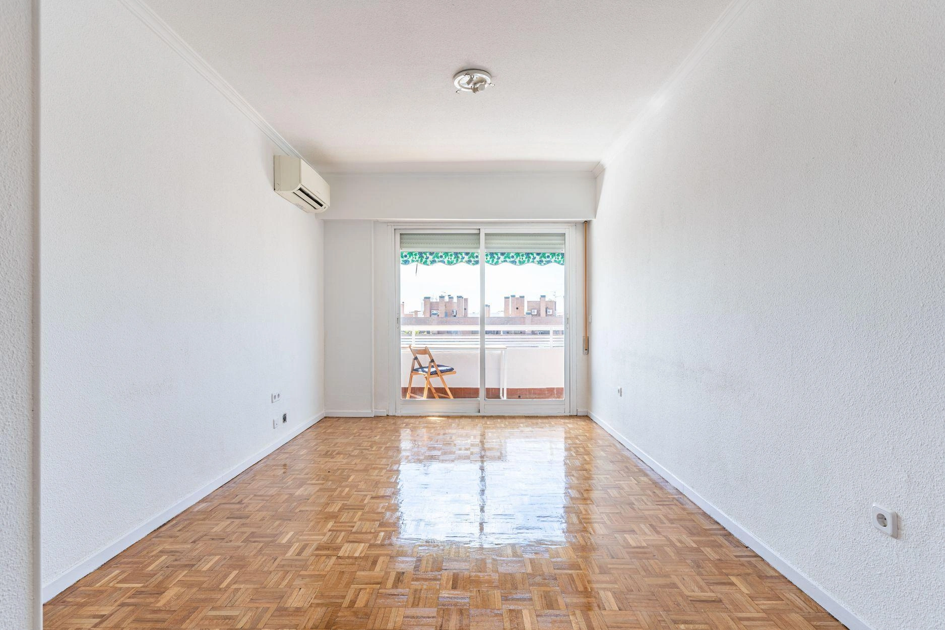 Vivienda de 3 dormitorios con terraza orientada al sur y vistas despejadas.