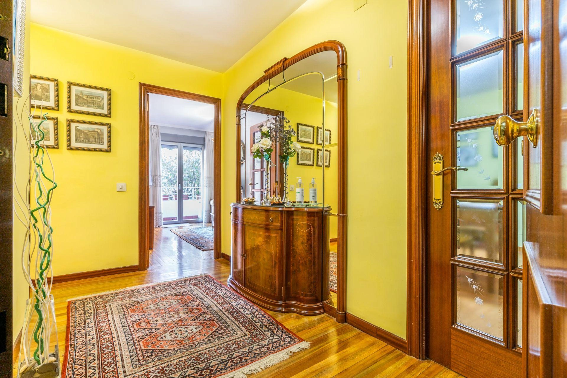 ¿Y si pudieras comprar una vivienda reformada con 2 amplias terrazas, trastero y 2 plazas de garaje a 1 minuto andando del metro?
