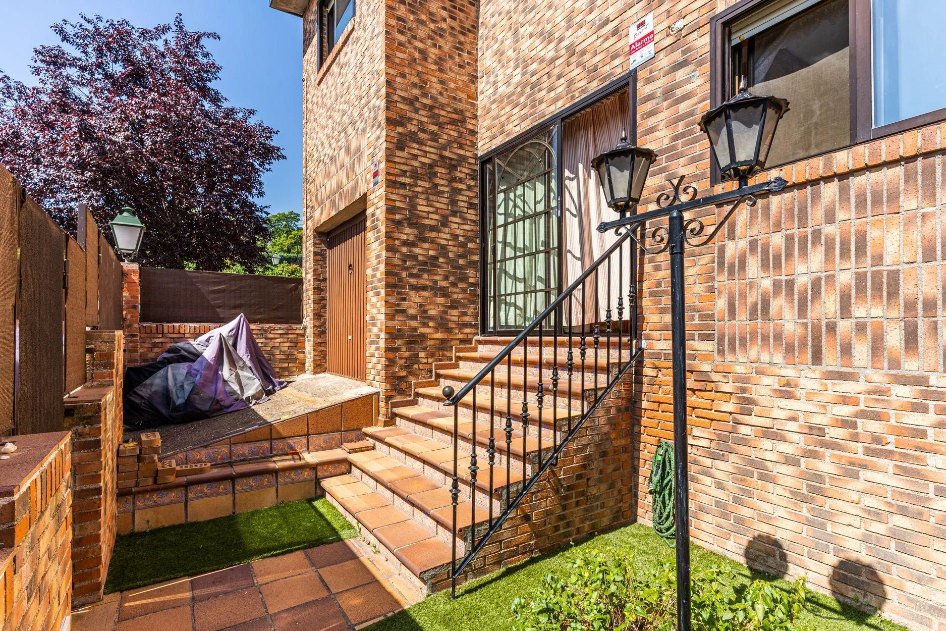 Chalet adosado de 4 dormitorios con jardín e impresionantes zonas comunes en la Urbanización El Guijo