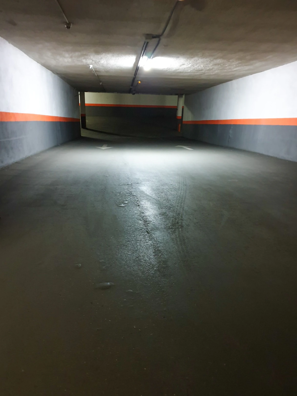 Plaza de garaje para coche grande en alquiler