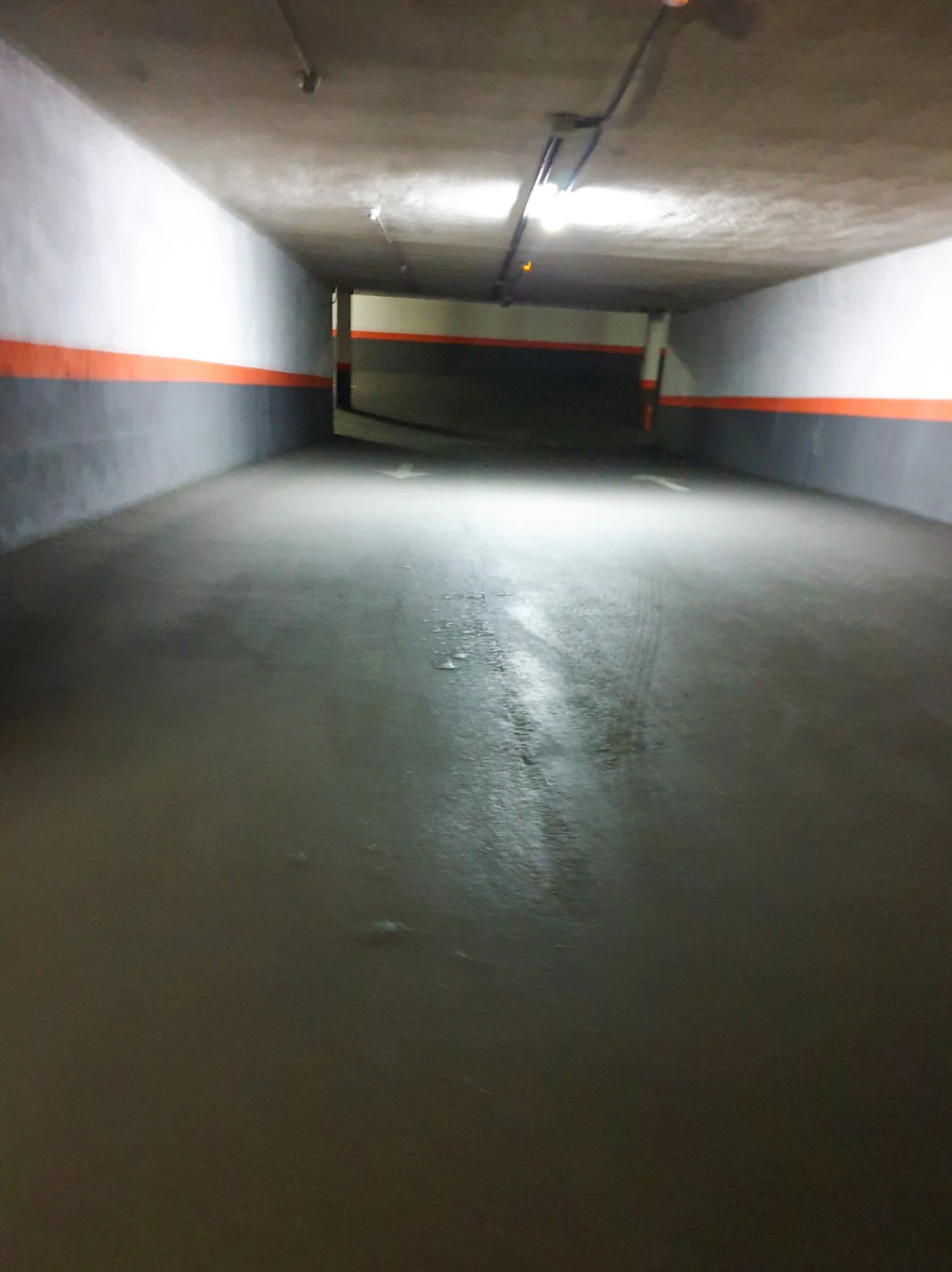 Plaza de garaje para coche grande en alquiler