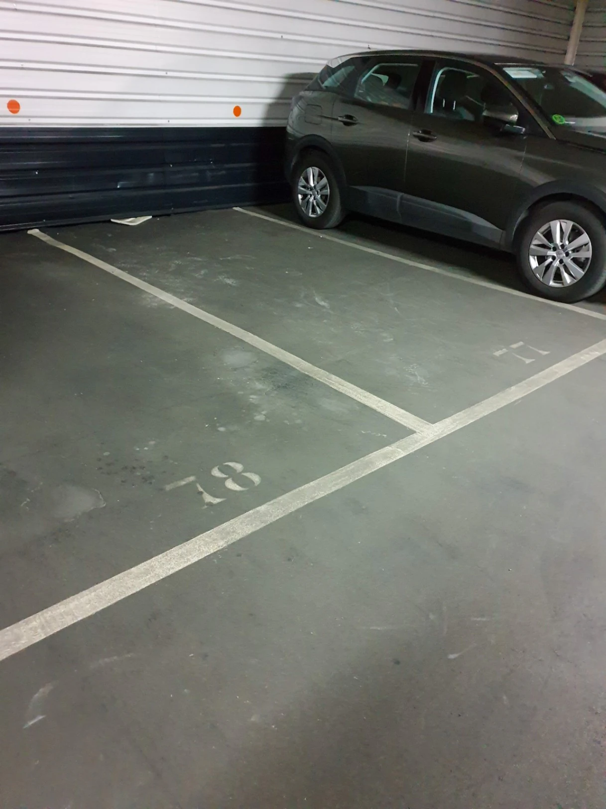 Plaza de garaje para coche grande en alquiler