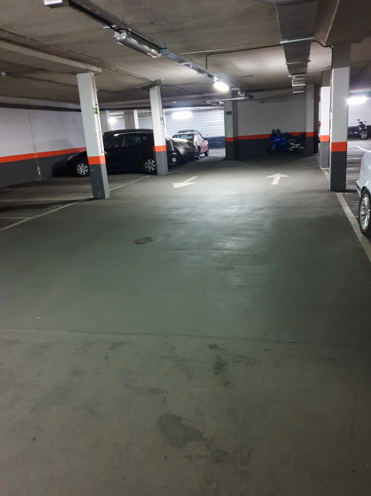 Plaza de garaje para coche grande en alquiler