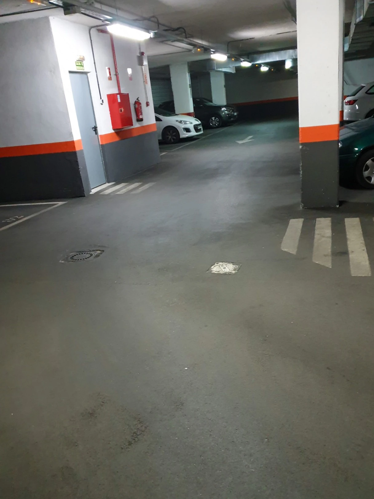 Plaza de garaje para coche grande en alquiler