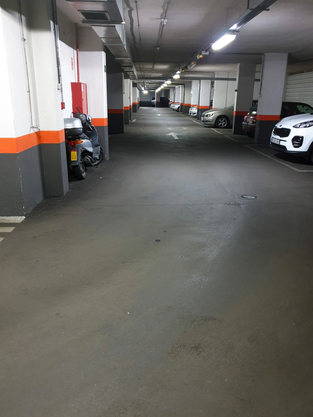 Plaza de garaje para coche grande en alquiler