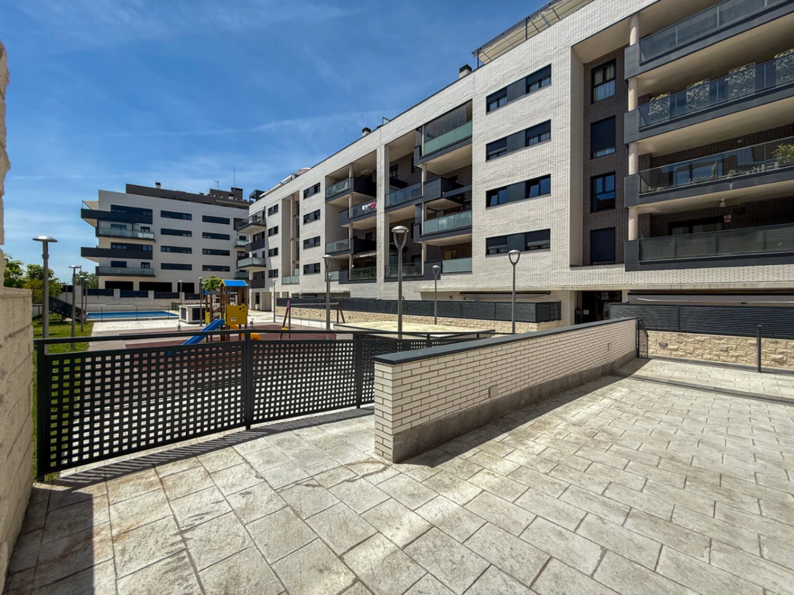 Piso prácticamente a estrenar con 4 dormitorios, gran terraza, 2 garajes y urbanización completa en Aguas Vivas
