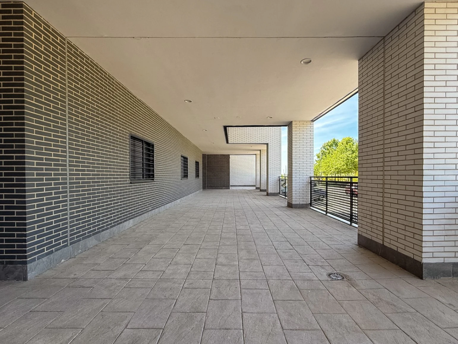 Piso prácticamente a estrenar con 4 dormitorios, gran terraza, 2 garajes y urbanización completa en Aguas Vivas