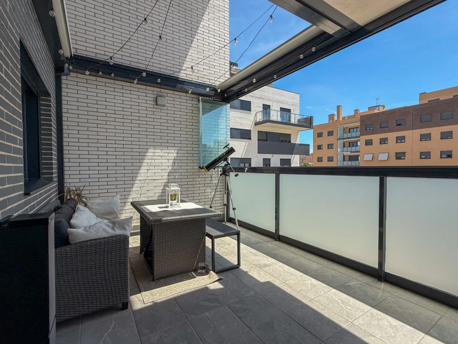 Piso prácticamente a estrenar con 4 dormitorios, gran terraza, 2 garajes y urbanización completa en Aguas Vivas