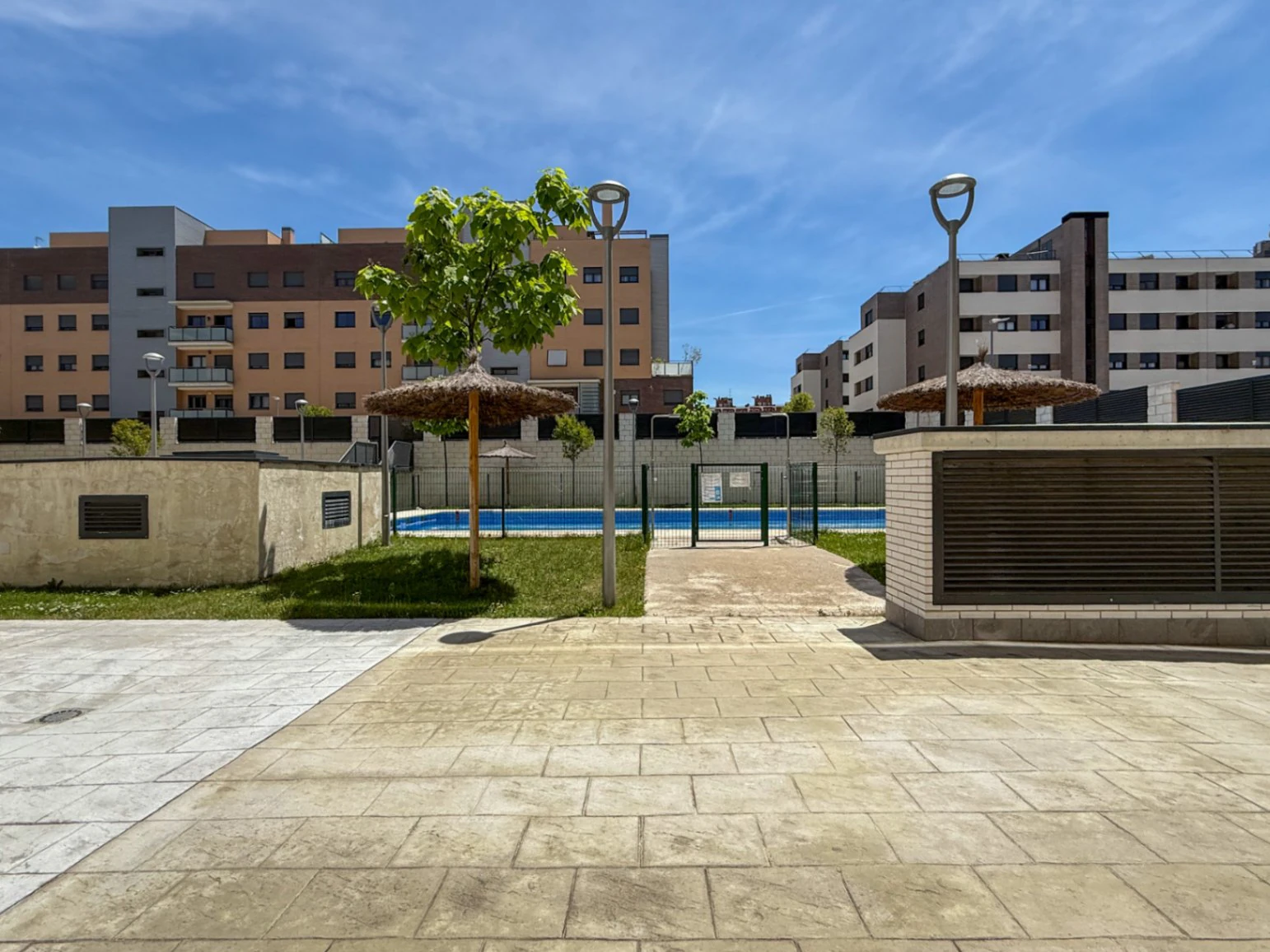 Piso prácticamente a estrenar con 4 dormitorios, gran terraza, 2 garajes y urbanización completa en Aguas Vivas