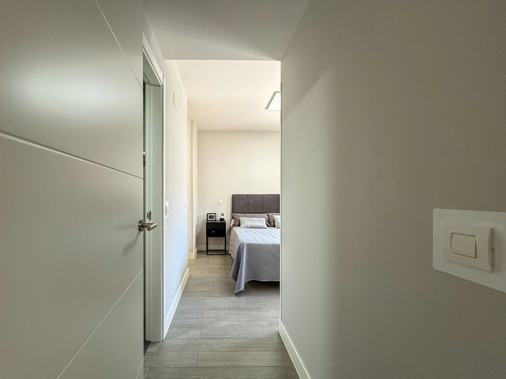 Piso prácticamente a estrenar con 4 dormitorios, gran terraza, 2 garajes y urbanización completa en Aguas Vivas