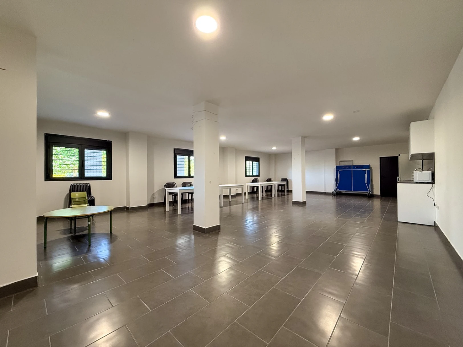 Piso prácticamente a estrenar con 4 dormitorios, gran terraza, 2 garajes y urbanización completa en Aguas Vivas