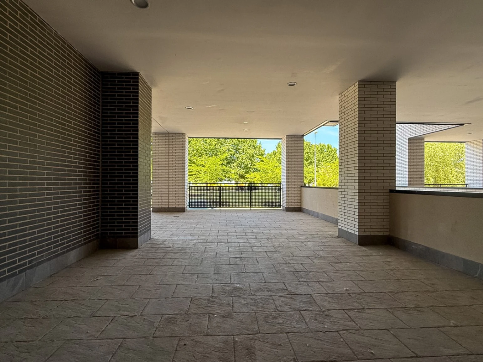 Piso prácticamente a estrenar con 4 dormitorios, gran terraza, 2 garajes y urbanización completa en Aguas Vivas
