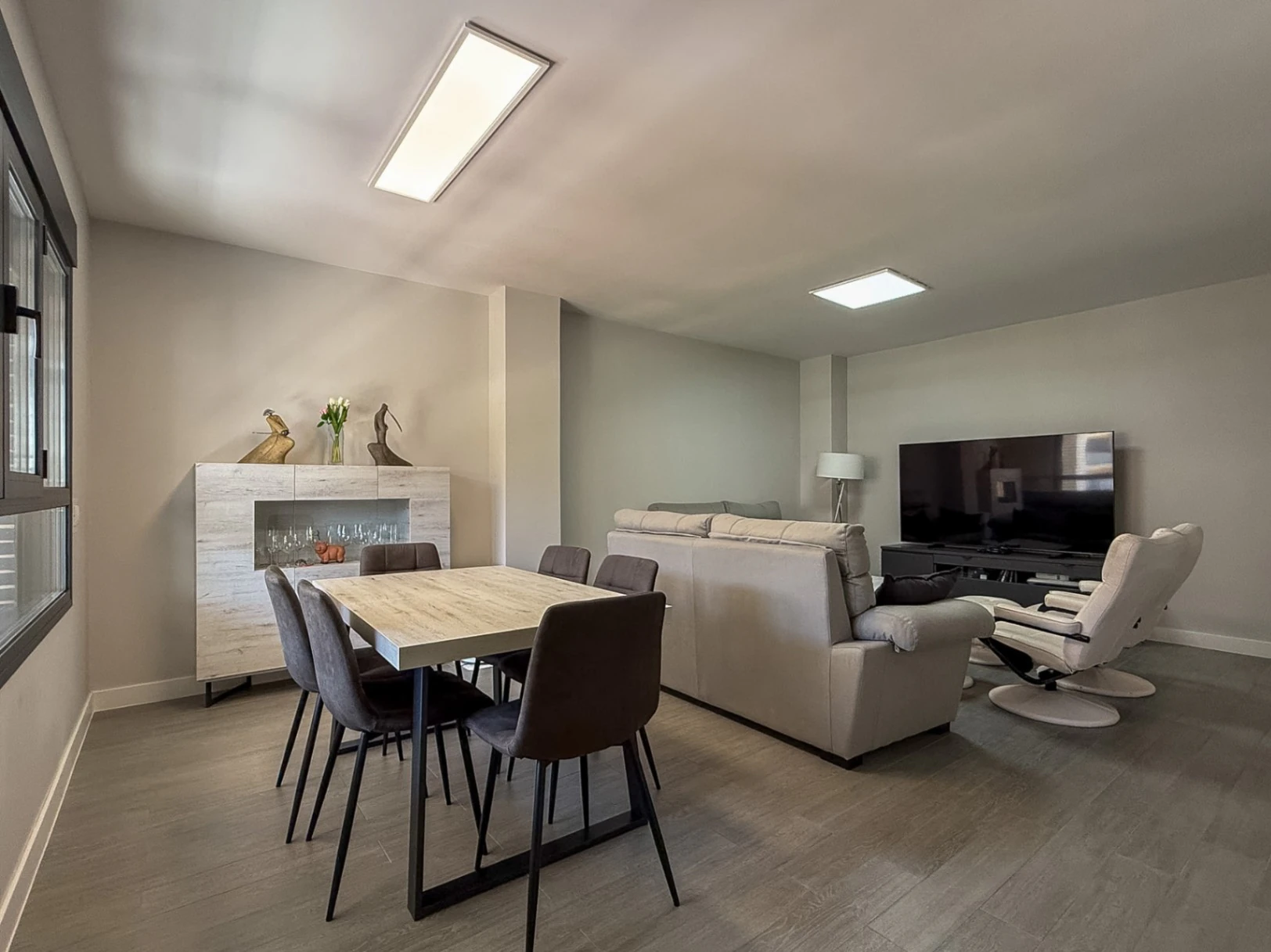 Piso prácticamente a estrenar con 4 dormitorios, gran terraza, 2 garajes y urbanización completa en Aguas Vivas