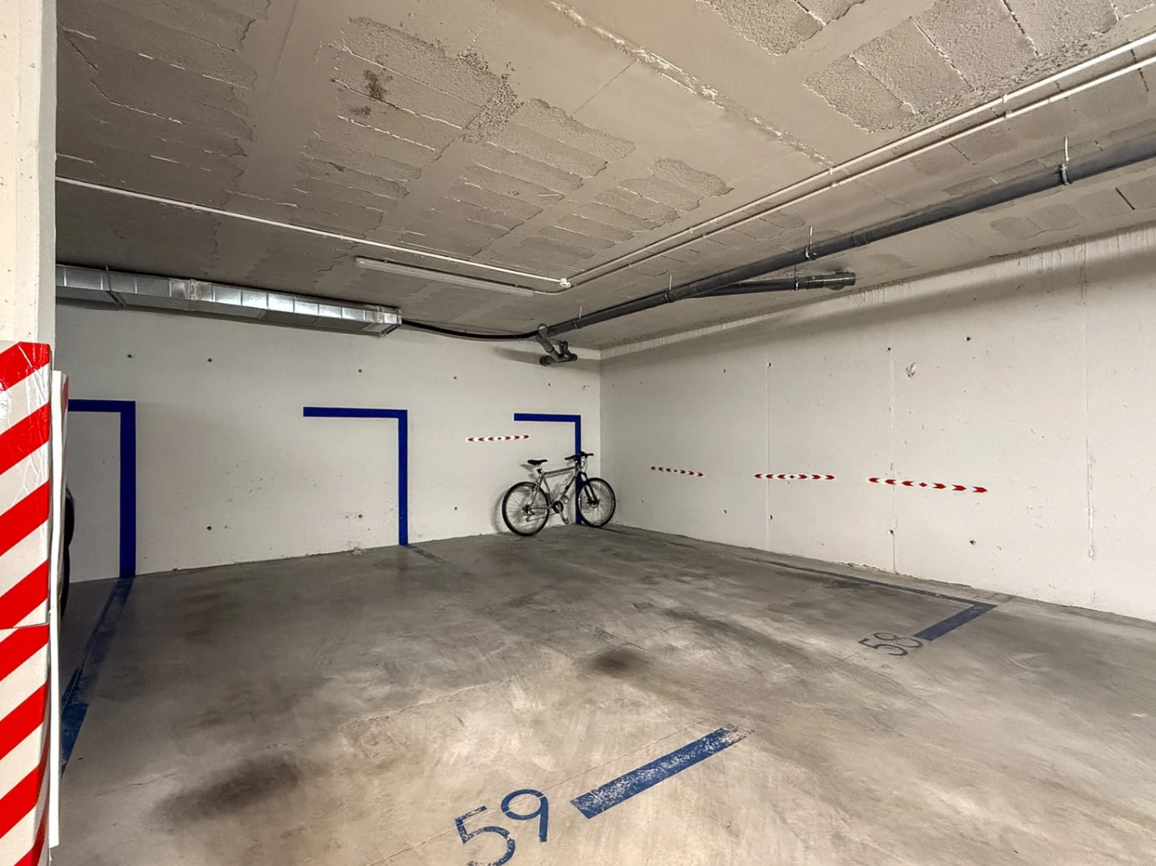Piso prácticamente a estrenar con 4 dormitorios, gran terraza, 2 garajes y urbanización completa en Aguas Vivas