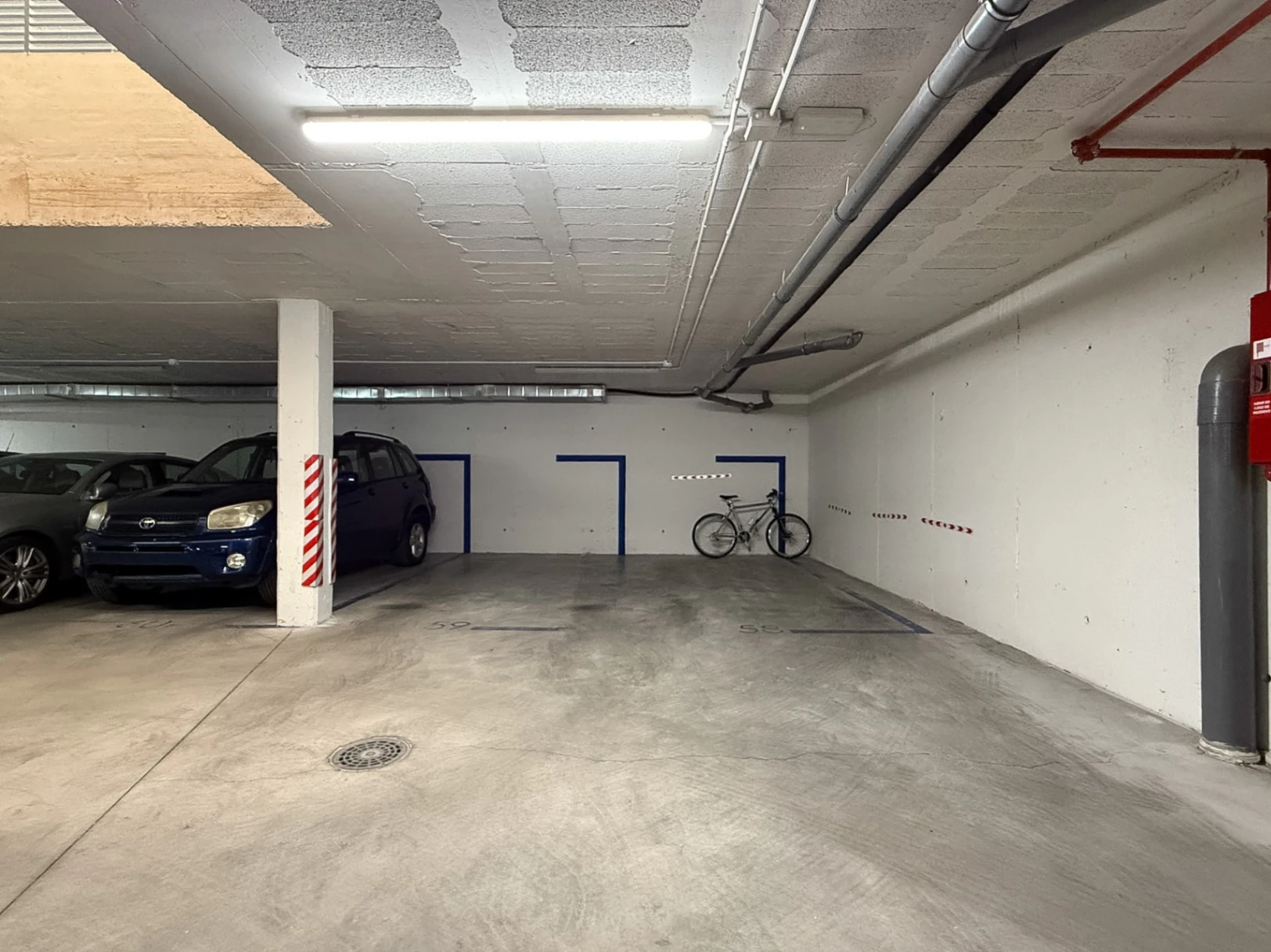 Piso prácticamente a estrenar con 4 dormitorios, gran terraza, 2 garajes y urbanización completa en Aguas Vivas