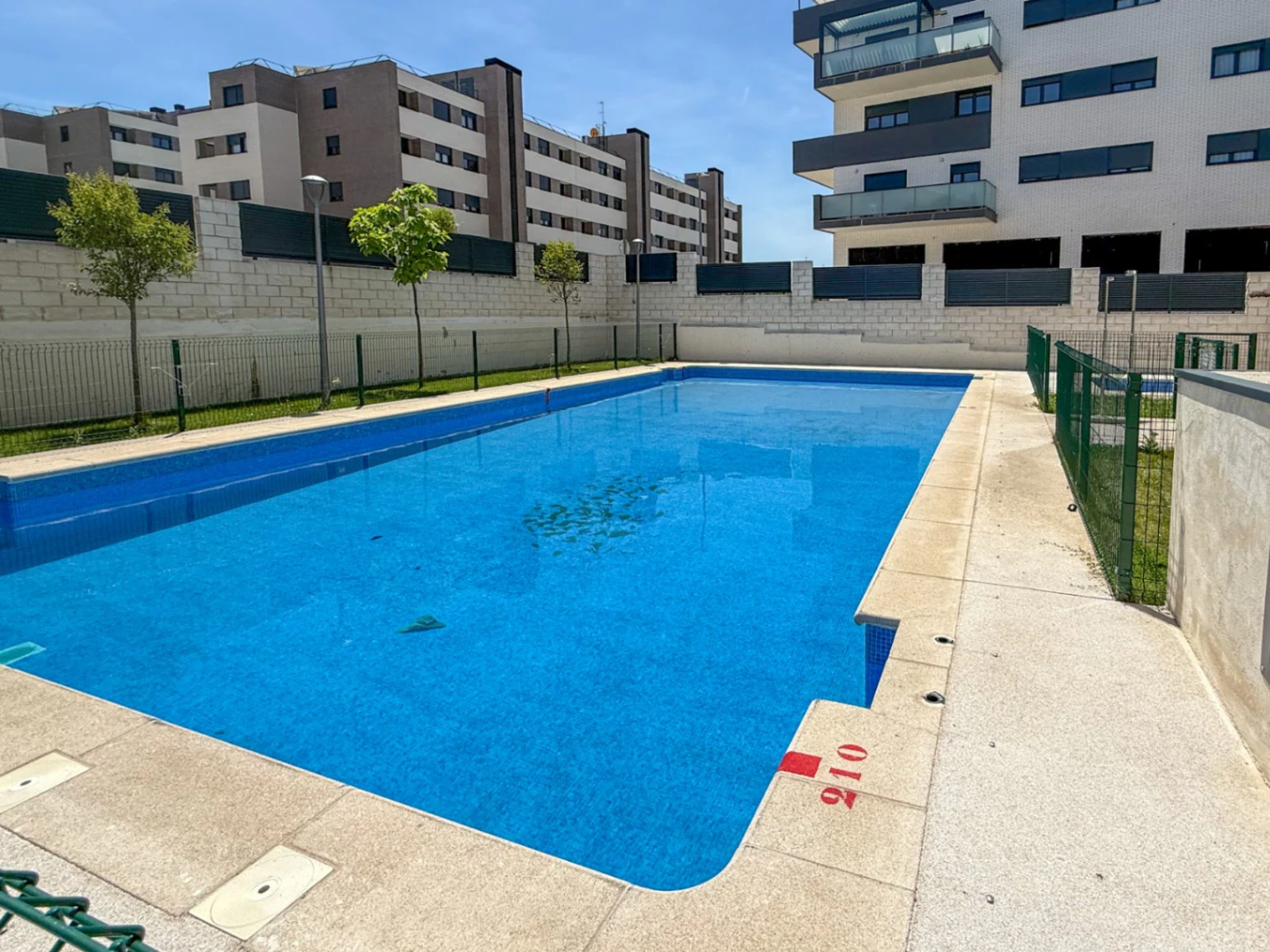 Piso prácticamente a estrenar con 4 dormitorios, gran terraza, 2 garajes y urbanización completa en Aguas Vivas